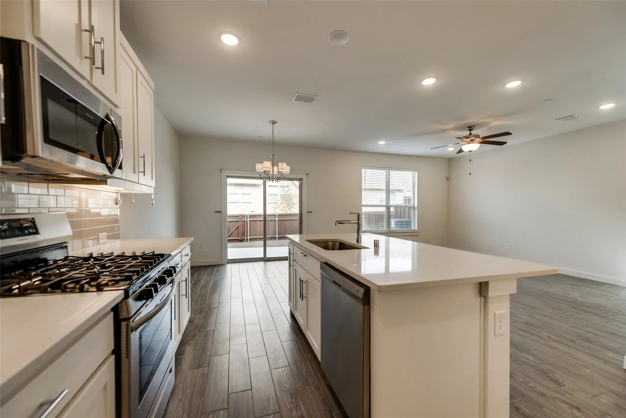 Townhouse For Rent in Denton County , 2709 Splendor Drive, Little Elm, Texas 75068, 3 Bedroom, 2 Bathroom, 2 Garage spaces, 1,682 Sqft, built in 2019, mls#21408259, Real Estate Agent in Little Elm, Homes For Rent in Denton county, Homes For Rent in Little Elm, Realtor in Little Elm Texas, Real Estate Brokerage Independent Realty Texas, Luminita Cordes Realtor