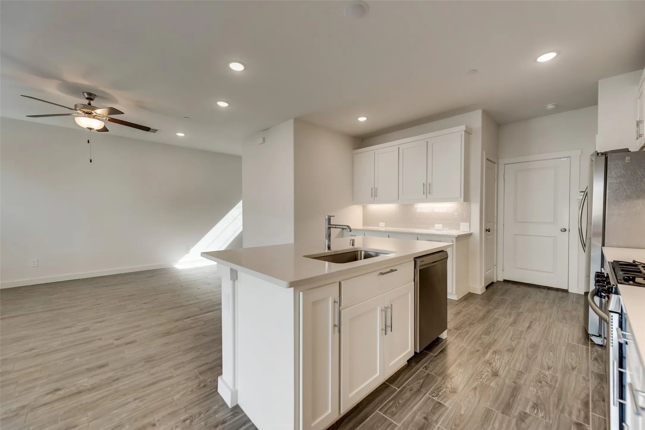 Townhouse For Rent in Denton County , 2709 Splendor Drive, Little Elm, Texas 75068, 3 Bedroom, 2 Bathroom, 2 Garage spaces, 1,682 Sqft, built in 2019, mls#21408259, Real Estate Agent in Little Elm, Homes For Rent in Denton county, Homes For Rent in Little Elm, Realtor in Little Elm Texas, Real Estate Brokerage Independent Realty Texas, Luminita Cordes Realtor