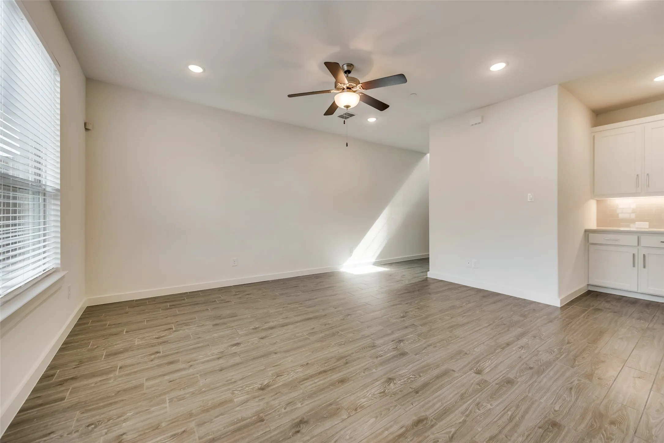 Townhouse For Rent in Denton County , 2709 Splendor Drive, Little Elm, Texas 75068, 3 Bedroom, 2 Bathroom, 2 Garage spaces, 1,682 Sqft, built in 2019, mls#21408259, Real Estate Agent in Little Elm, Homes For Rent in Denton county, Homes For Rent in Little Elm, Realtor in Little Elm Texas, Real Estate Brokerage Independent Realty Texas, Luminita Cordes Realtor