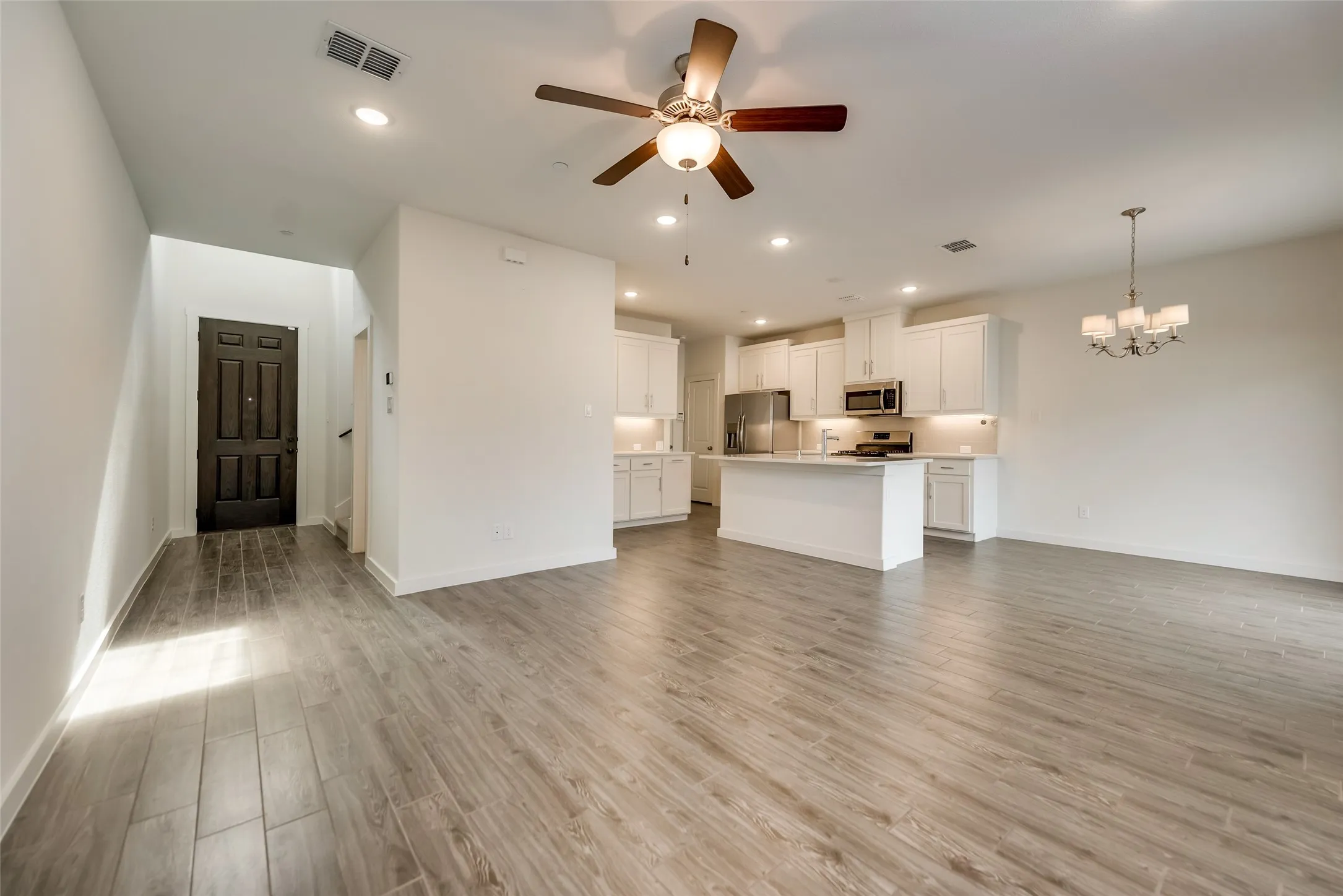 Townhouse For Rent in Denton County , 2709 Splendor Drive, Little Elm, Texas 75068, 3 Bedroom, 2 Bathroom, 2 Garage spaces, 1,682 Sqft, built in 2019, mls#21408259, Real Estate Agent in Little Elm, Homes For Rent in Denton county, Homes For Rent in Little Elm, Realtor in Little Elm Texas, Real Estate Brokerage Independent Realty Texas, Luminita Cordes Realtor