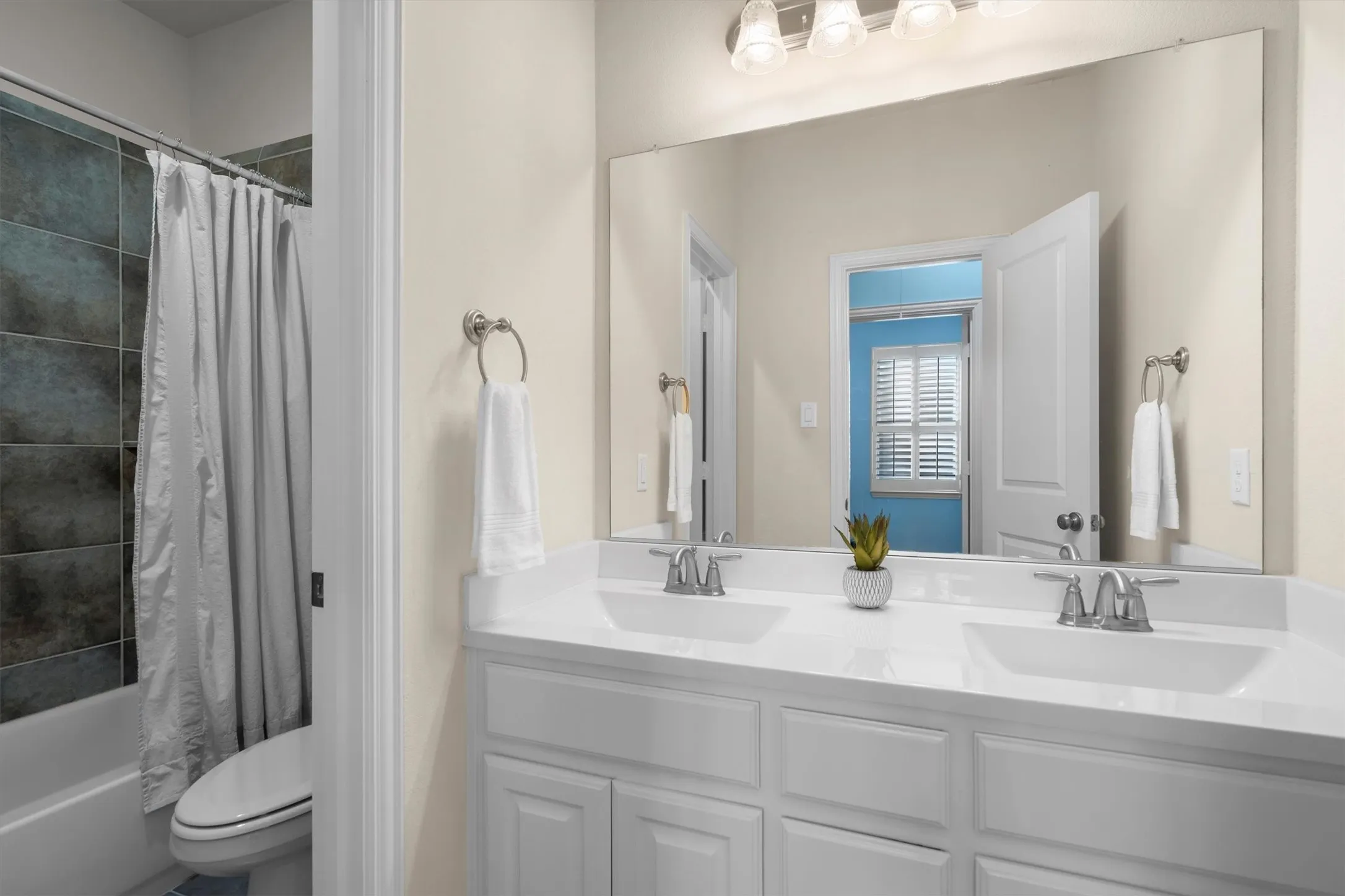 Single Family Residence For Sale in Denton County , 236 Sunrise Drive, Argyle, Texas 76226, 4 Bedroom, 4 Bathroom, 3 Garage spaces, 3,055 Sqft, built in 2014, mls#21406412, Real Estate Agent in Argyle, Homes For Sale in Denton county, Homes For Sale in Argyle, Realtor in Argyle Texas, Real Estate Brokerage Independent Realty Texas, Luminita Cordes Realtor