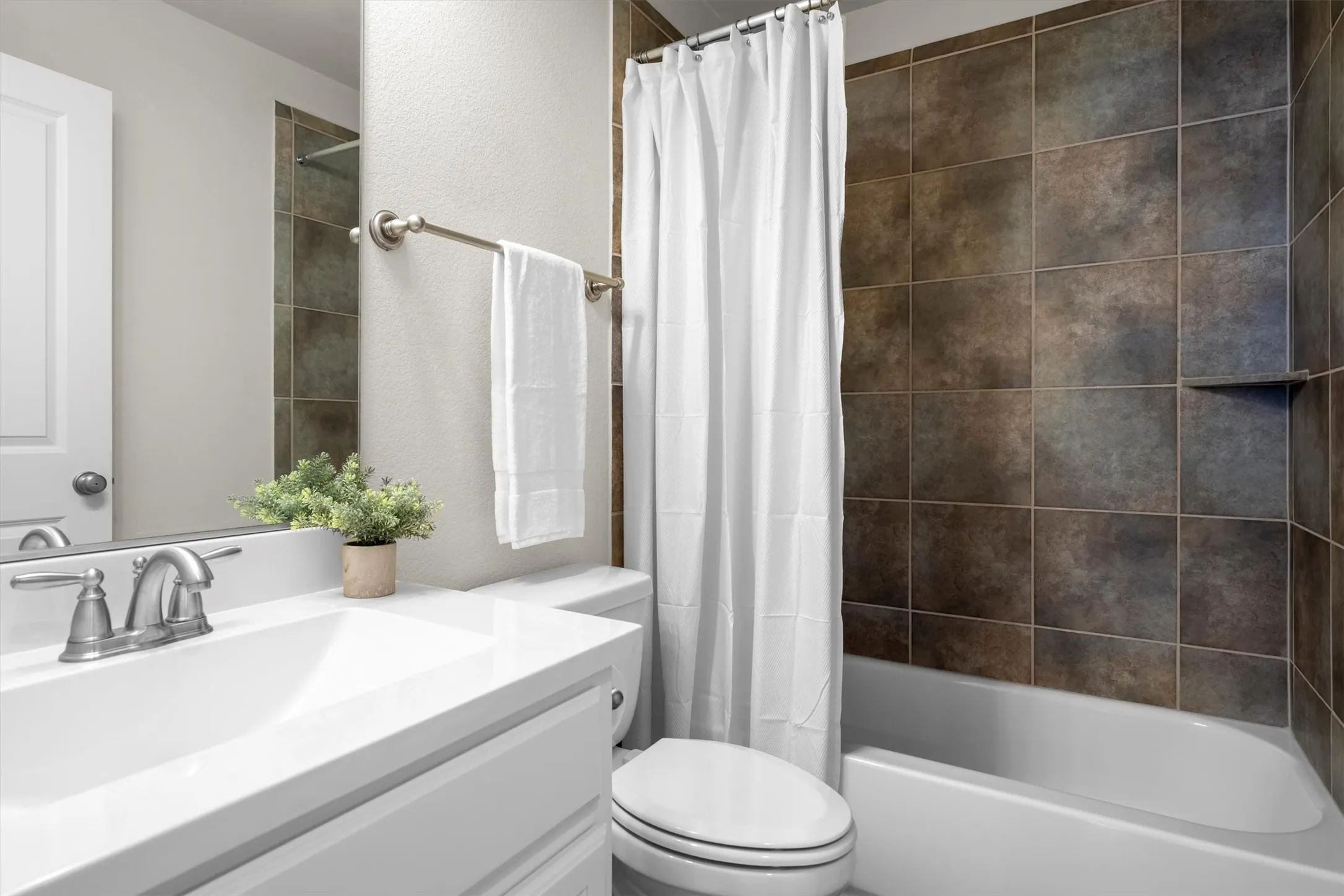 Single Family Residence For Sale in Denton County , 236 Sunrise Drive, Argyle, Texas 76226, 4 Bedroom, 4 Bathroom, 3 Garage spaces, 3,055 Sqft, built in 2014, mls#21406412, Real Estate Agent in Argyle, Homes For Sale in Denton county, Homes For Sale in Argyle, Realtor in Argyle Texas, Real Estate Brokerage Independent Realty Texas, Luminita Cordes Realtor