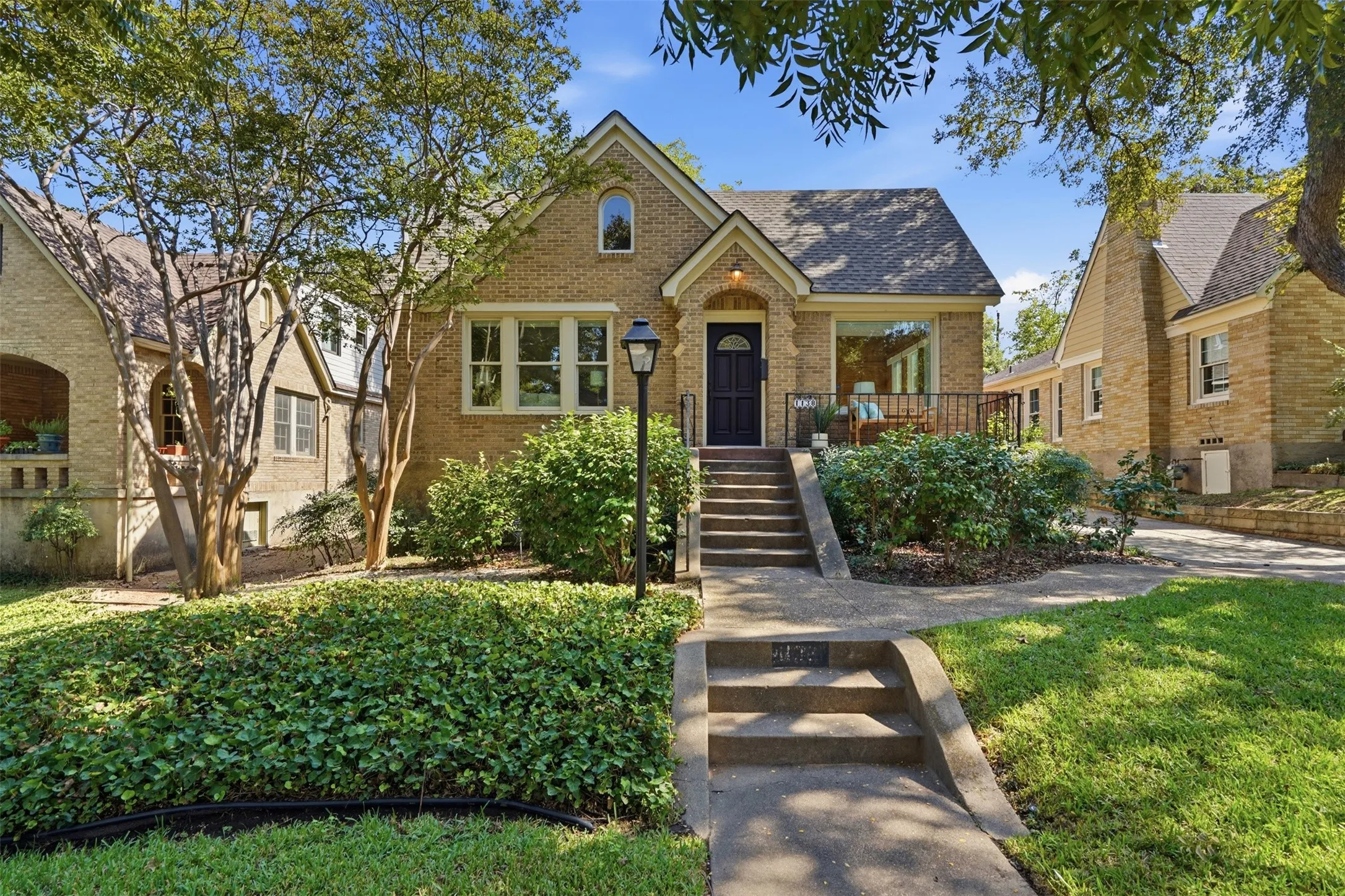 Single Family Residence For Sale in Dallas County , 1138 N Edgefield Avenue, Dallas, Texas 75208, 4 Bedroom, 3 Bathroom, 2 Garage spaces, 2,445 Sqft, built in 1925, mls#21407496, Real Estate Agent in Dallas, Homes For Sale in Dallas county, Homes For Sale in Dallas, Realtor in Dallas Texas, Real Estate Brokerage Independent Realty Texas, Luminita Cordes Realtor