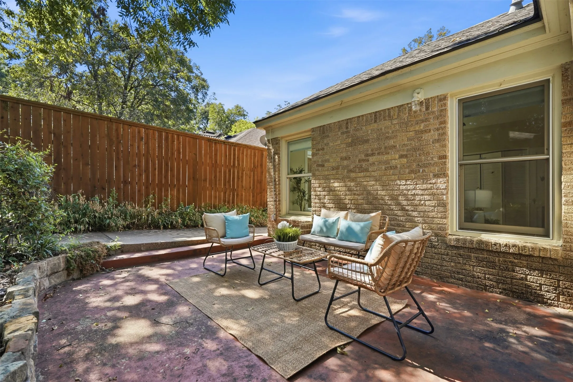 Single Family Residence For Sale in Dallas County , 1138 N Edgefield Avenue, Dallas, Texas 75208, 4 Bedroom, 3 Bathroom, 2 Garage spaces, 2,445 Sqft, built in 1925, mls#21407496, Real Estate Agent in Dallas, Homes For Sale in Dallas county, Homes For Sale in Dallas, Realtor in Dallas Texas, Real Estate Brokerage Independent Realty Texas, Luminita Cordes Realtor