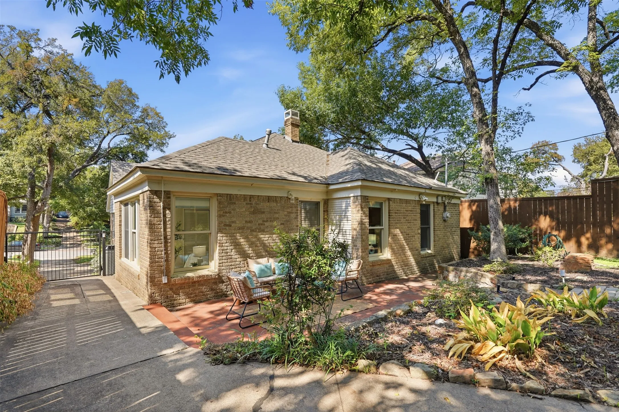Single Family Residence For Sale in Dallas County , 1138 N Edgefield Avenue, Dallas, Texas 75208, 4 Bedroom, 3 Bathroom, 2 Garage spaces, 2,445 Sqft, built in 1925, mls#21407496, Real Estate Agent in Dallas, Homes For Sale in Dallas county, Homes For Sale in Dallas, Realtor in Dallas Texas, Real Estate Brokerage Independent Realty Texas, Luminita Cordes Realtor
