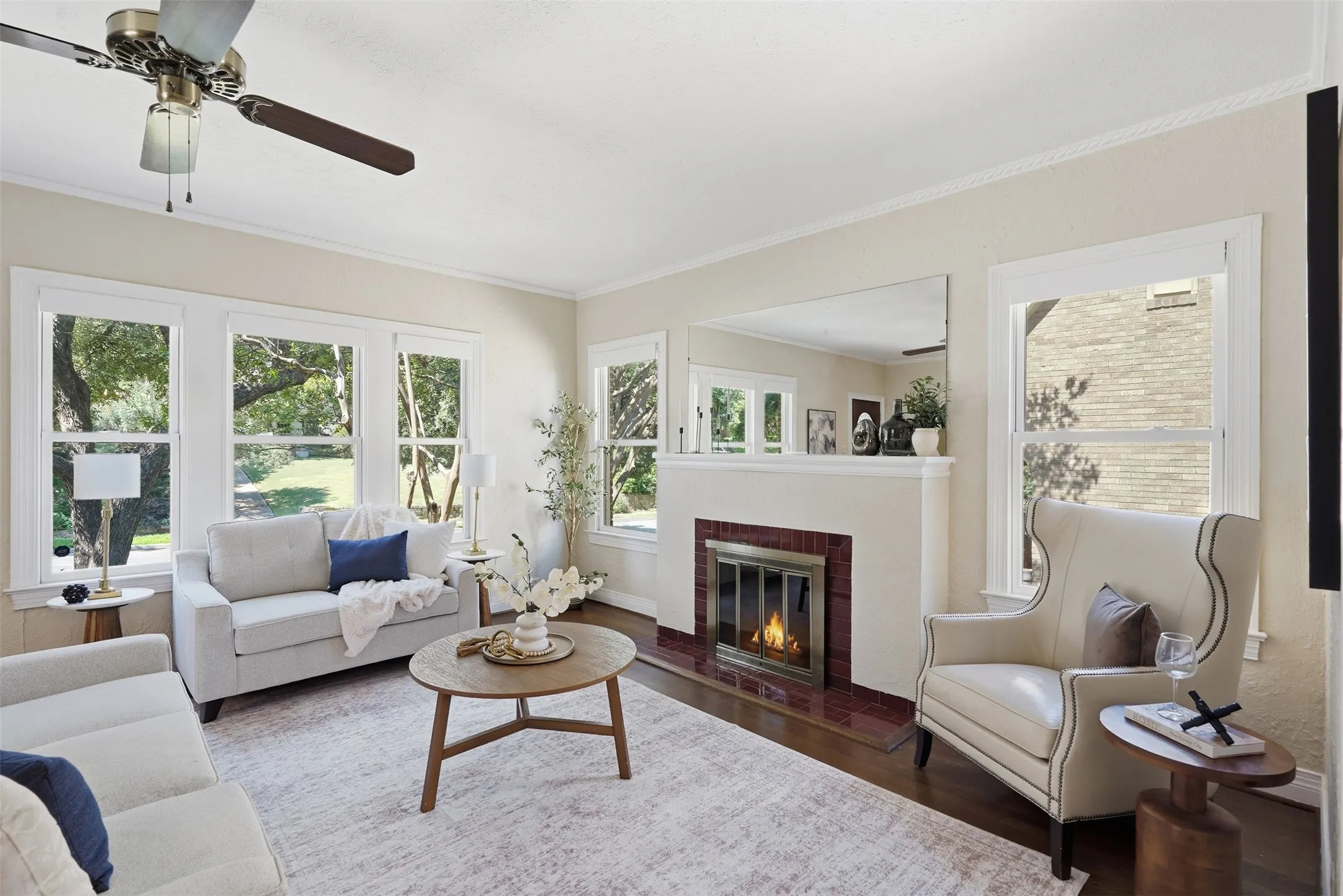 Single Family Residence For Sale in Dallas County , 1138 N Edgefield Avenue, Dallas, Texas 75208, 4 Bedroom, 3 Bathroom, 2 Garage spaces, 2,445 Sqft, built in 1925, mls#21407496, Real Estate Agent in Dallas, Homes For Sale in Dallas county, Homes For Sale in Dallas, Realtor in Dallas Texas, Real Estate Brokerage Independent Realty Texas, Luminita Cordes Realtor