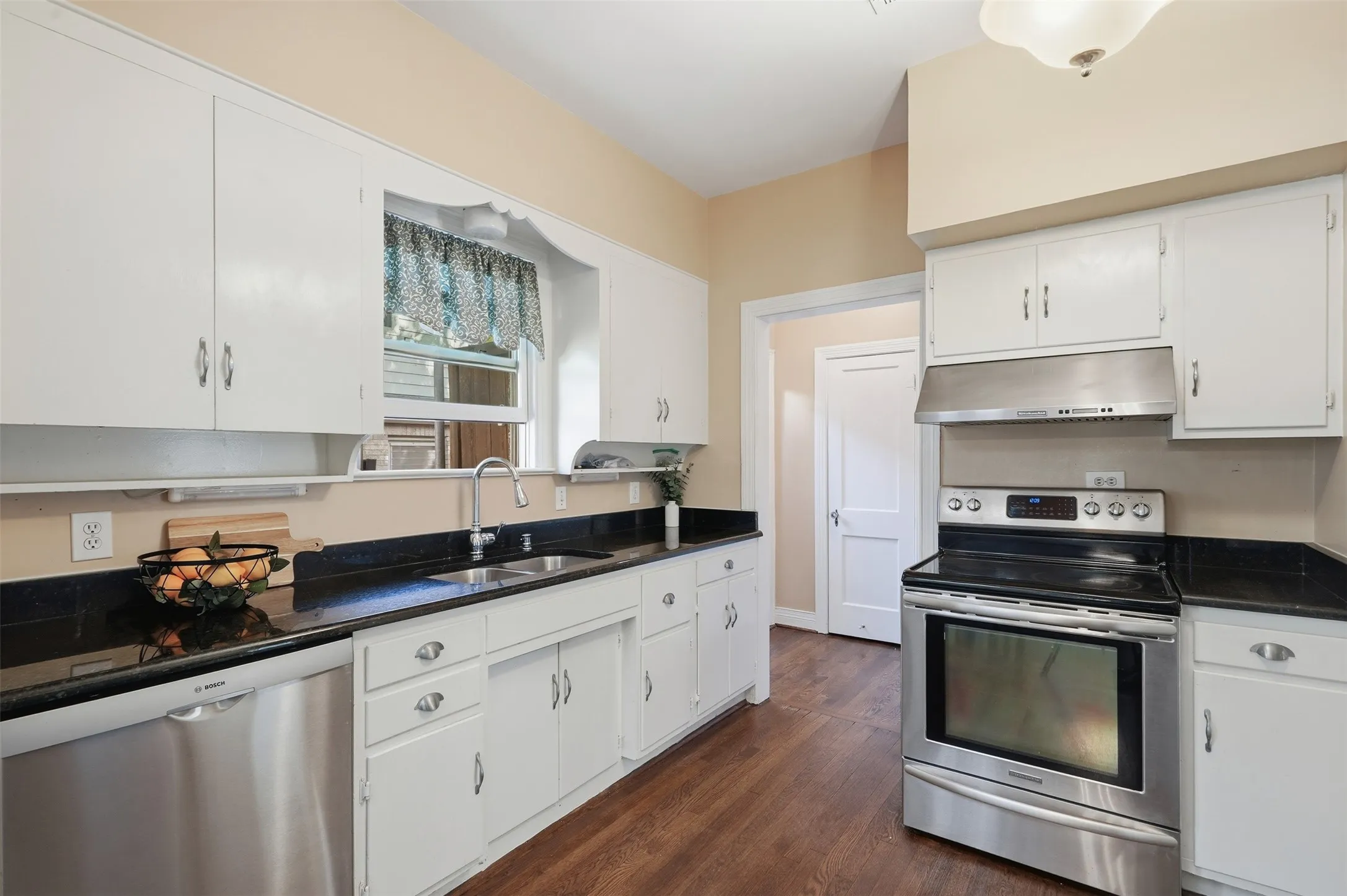 Single Family Residence For Sale in Dallas County , 1138 N Edgefield Avenue, Dallas, Texas 75208, 4 Bedroom, 3 Bathroom, 2 Garage spaces, 2,445 Sqft, built in 1925, mls#21407496, Real Estate Agent in Dallas, Homes For Sale in Dallas county, Homes For Sale in Dallas, Realtor in Dallas Texas, Real Estate Brokerage Independent Realty Texas, Luminita Cordes Realtor