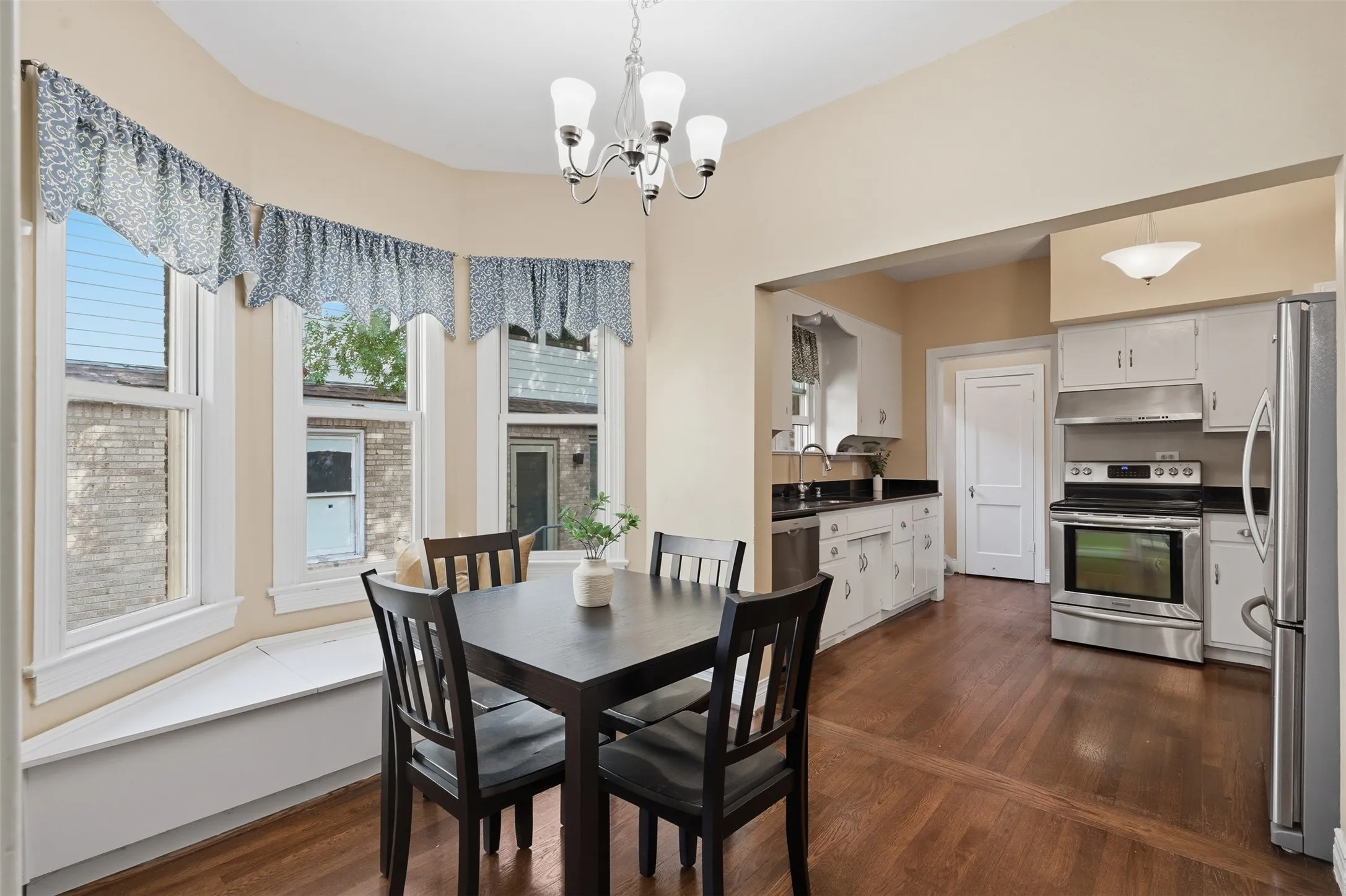 Single Family Residence For Sale in Dallas County , 1138 N Edgefield Avenue, Dallas, Texas 75208, 4 Bedroom, 3 Bathroom, 2 Garage spaces, 2,445 Sqft, built in 1925, mls#21407496, Real Estate Agent in Dallas, Homes For Sale in Dallas county, Homes For Sale in Dallas, Realtor in Dallas Texas, Real Estate Brokerage Independent Realty Texas, Luminita Cordes Realtor