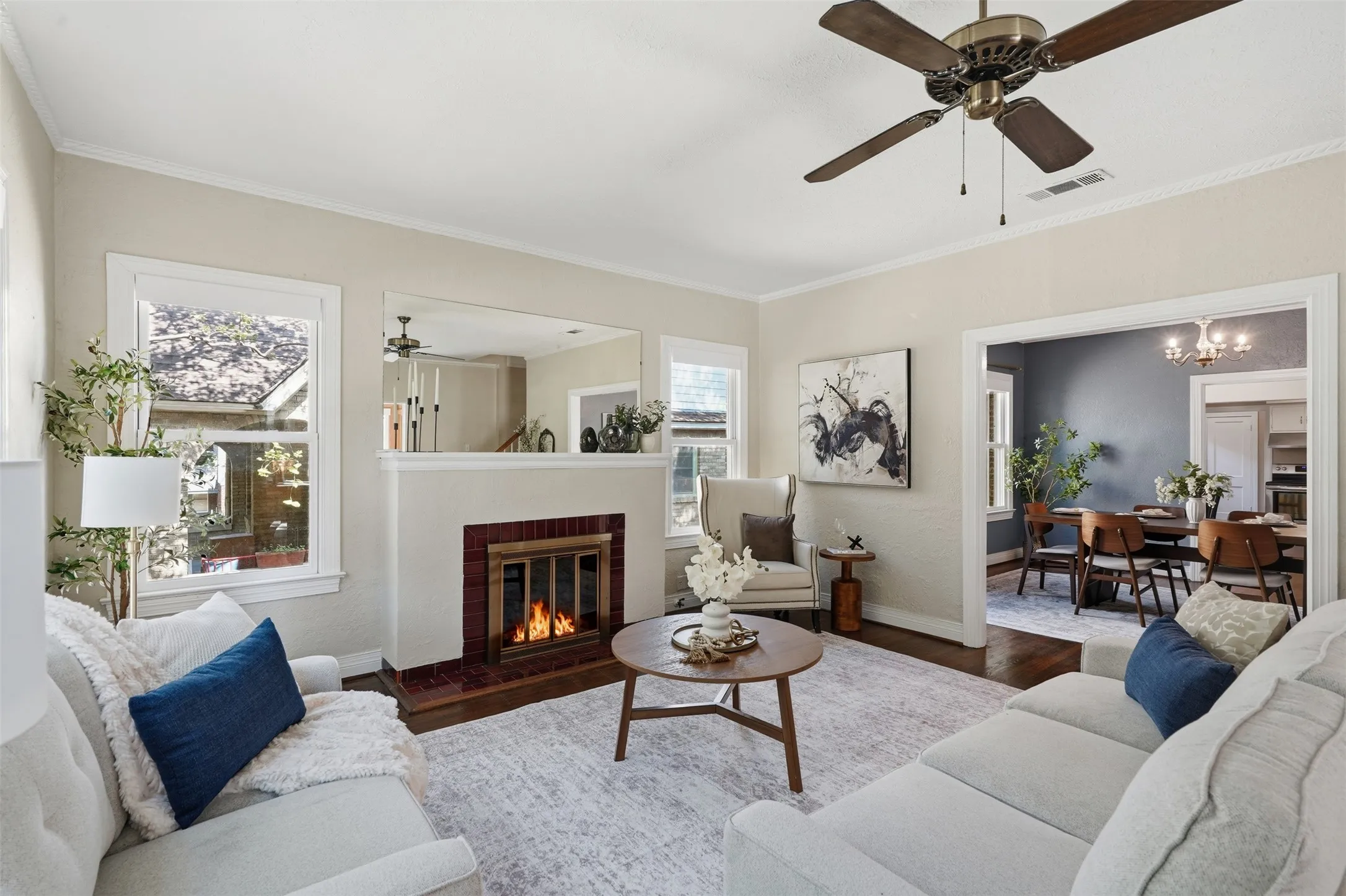 Single Family Residence For Sale in Dallas County , 1138 N Edgefield Avenue, Dallas, Texas 75208, 4 Bedroom, 3 Bathroom, 2 Garage spaces, 2,445 Sqft, built in 1925, mls#21407496, Real Estate Agent in Dallas, Homes For Sale in Dallas county, Homes For Sale in Dallas, Realtor in Dallas Texas, Real Estate Brokerage Independent Realty Texas, Luminita Cordes Realtor