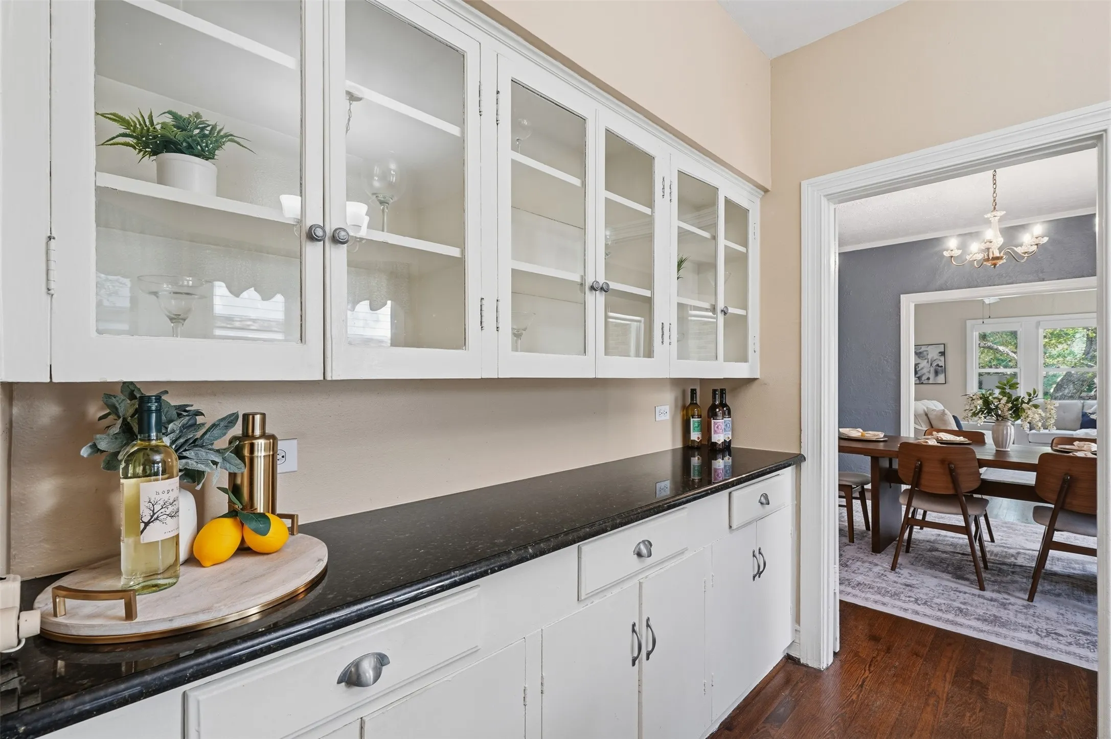 Single Family Residence For Sale in Dallas County , 1138 N Edgefield Avenue, Dallas, Texas 75208, 4 Bedroom, 3 Bathroom, 2 Garage spaces, 2,445 Sqft, built in 1925, mls#21407496, Real Estate Agent in Dallas, Homes For Sale in Dallas county, Homes For Sale in Dallas, Realtor in Dallas Texas, Real Estate Brokerage Independent Realty Texas, Luminita Cordes Realtor