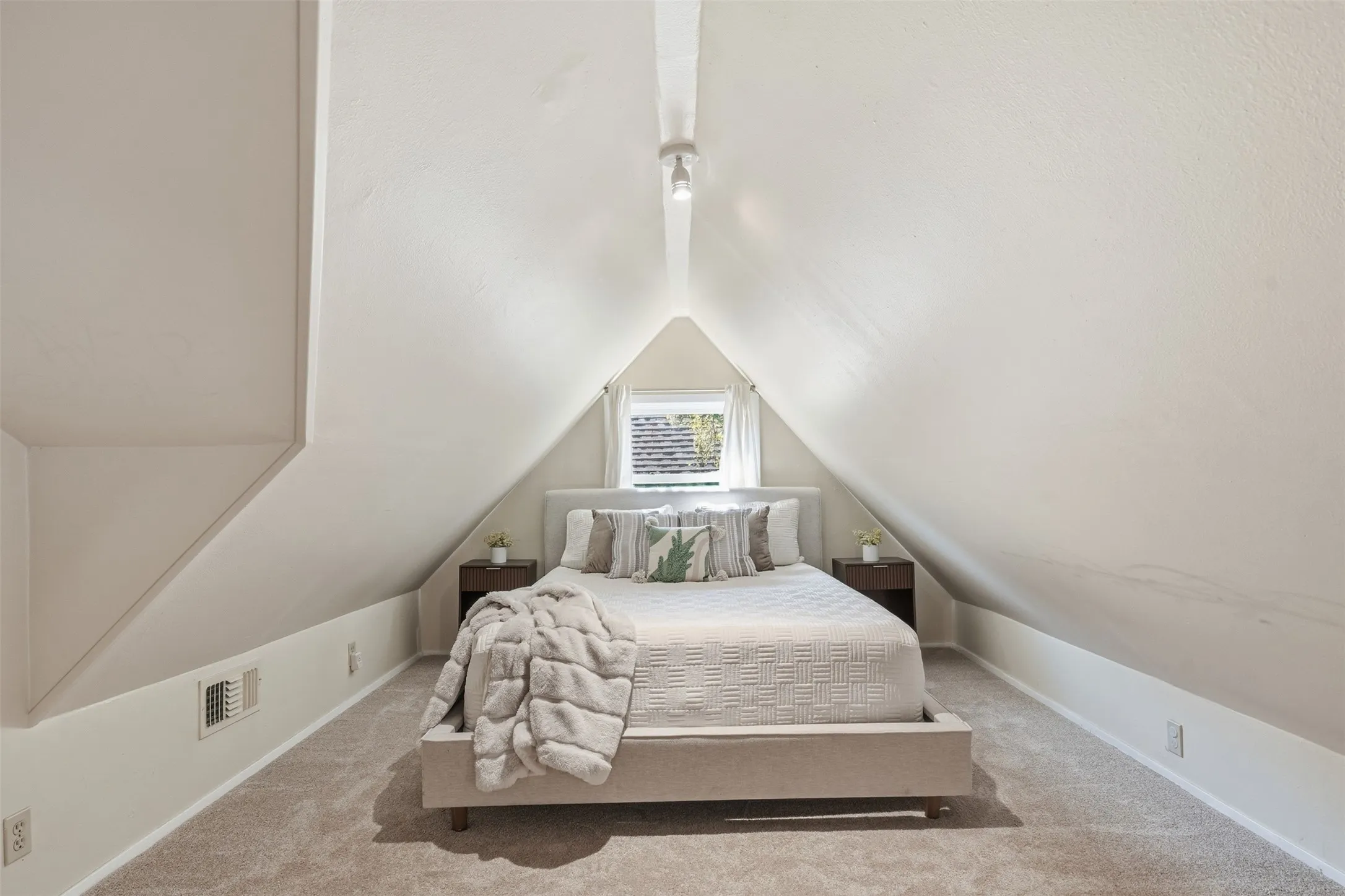 Single Family Residence For Sale in Dallas County , 1138 N Edgefield Avenue, Dallas, Texas 75208, 4 Bedroom, 3 Bathroom, 2 Garage spaces, 2,445 Sqft, built in 1925, mls#21407496, Real Estate Agent in Dallas, Homes For Sale in Dallas county, Homes For Sale in Dallas, Realtor in Dallas Texas, Real Estate Brokerage Independent Realty Texas, Luminita Cordes Realtor