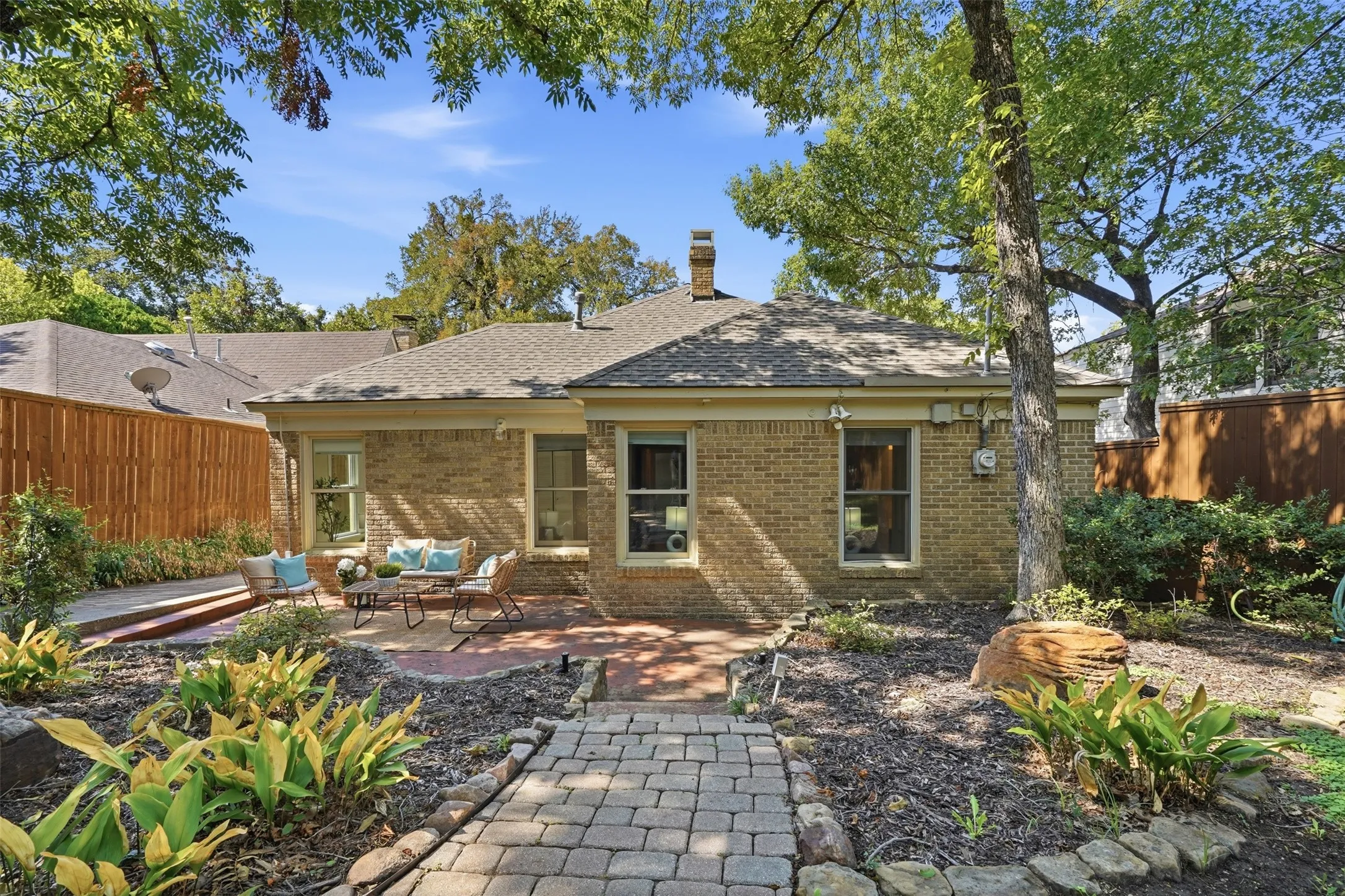 Single Family Residence For Sale in Dallas County , 1138 N Edgefield Avenue, Dallas, Texas 75208, 4 Bedroom, 3 Bathroom, 2 Garage spaces, 2,445 Sqft, built in 1925, mls#21407496, Real Estate Agent in Dallas, Homes For Sale in Dallas county, Homes For Sale in Dallas, Realtor in Dallas Texas, Real Estate Brokerage Independent Realty Texas, Luminita Cordes Realtor