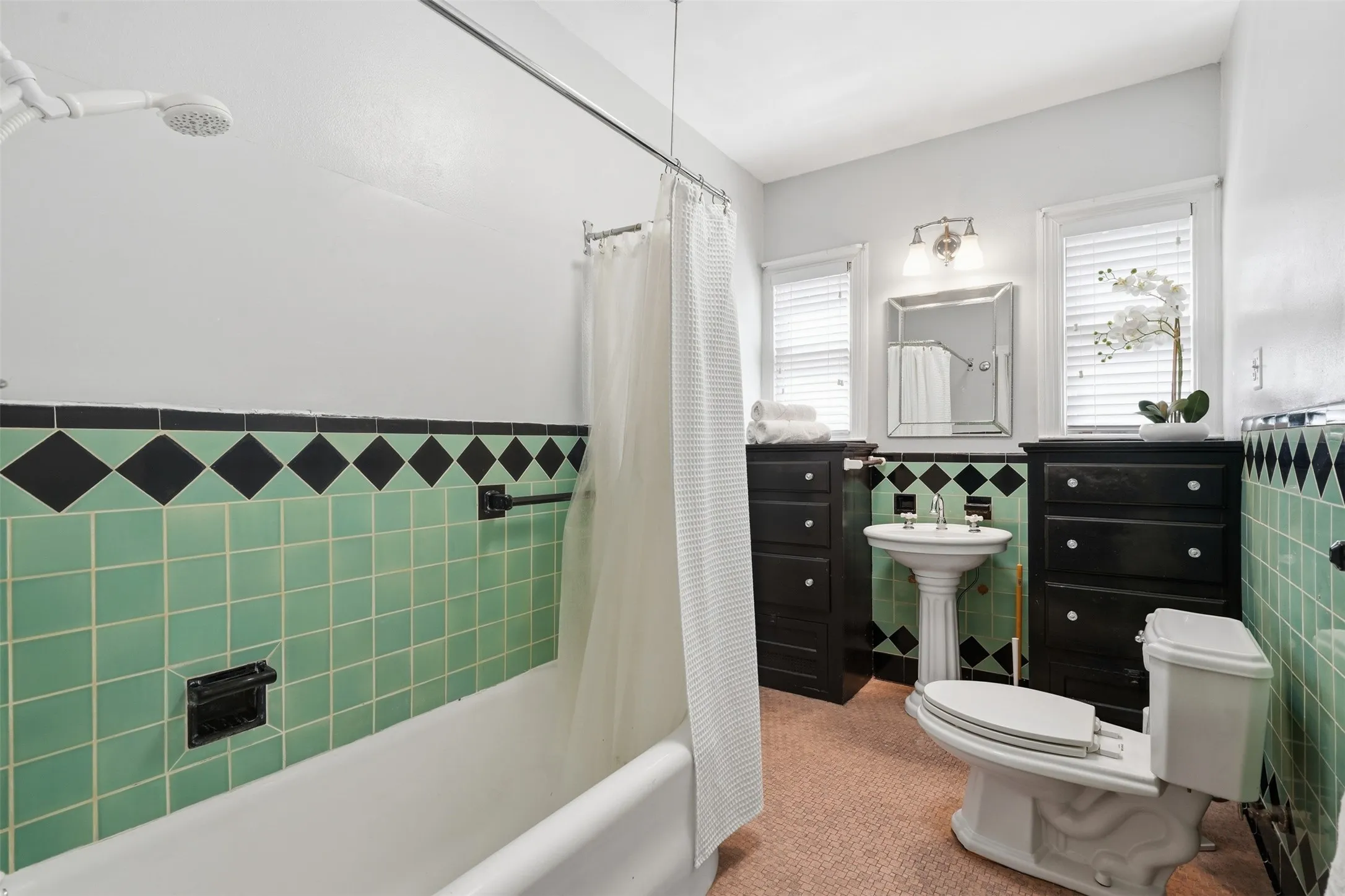 Single Family Residence For Sale in Dallas County , 1138 N Edgefield Avenue, Dallas, Texas 75208, 4 Bedroom, 3 Bathroom, 2 Garage spaces, 2,445 Sqft, built in 1925, mls#21407496, Real Estate Agent in Dallas, Homes For Sale in Dallas county, Homes For Sale in Dallas, Realtor in Dallas Texas, Real Estate Brokerage Independent Realty Texas, Luminita Cordes Realtor