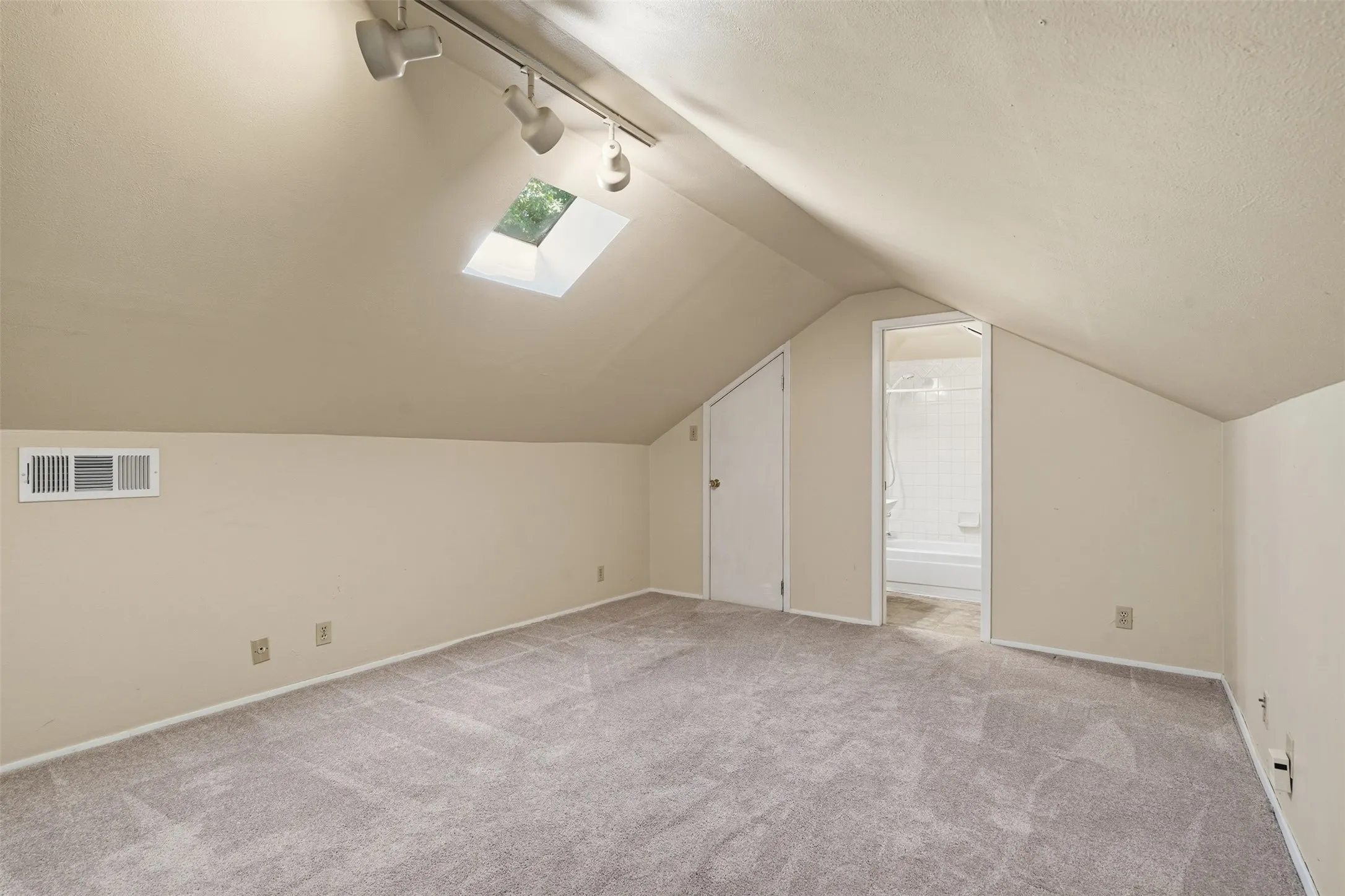 Single Family Residence For Sale in Dallas County , 1138 N Edgefield Avenue, Dallas, Texas 75208, 4 Bedroom, 3 Bathroom, 2 Garage spaces, 2,445 Sqft, built in 1925, mls#21407496, Real Estate Agent in Dallas, Homes For Sale in Dallas county, Homes For Sale in Dallas, Realtor in Dallas Texas, Real Estate Brokerage Independent Realty Texas, Luminita Cordes Realtor