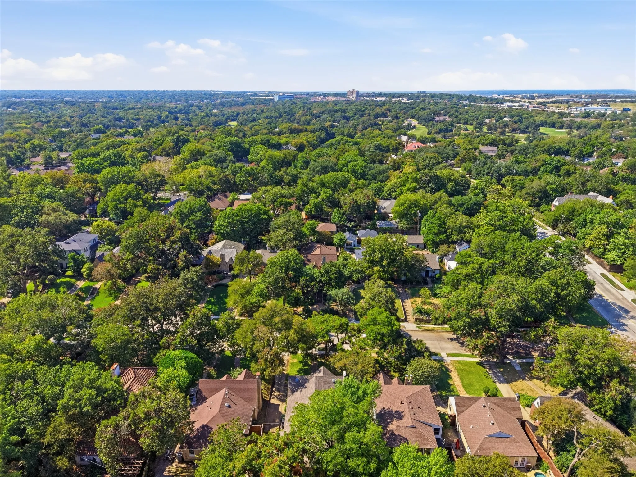 Single Family Residence For Sale in Dallas County , 1138 N Edgefield Avenue, Dallas, Texas 75208, 4 Bedroom, 3 Bathroom, 2 Garage spaces, 2,445 Sqft, built in 1925, mls#21407496, Real Estate Agent in Dallas, Homes For Sale in Dallas county, Homes For Sale in Dallas, Realtor in Dallas Texas, Real Estate Brokerage Independent Realty Texas, Luminita Cordes Realtor