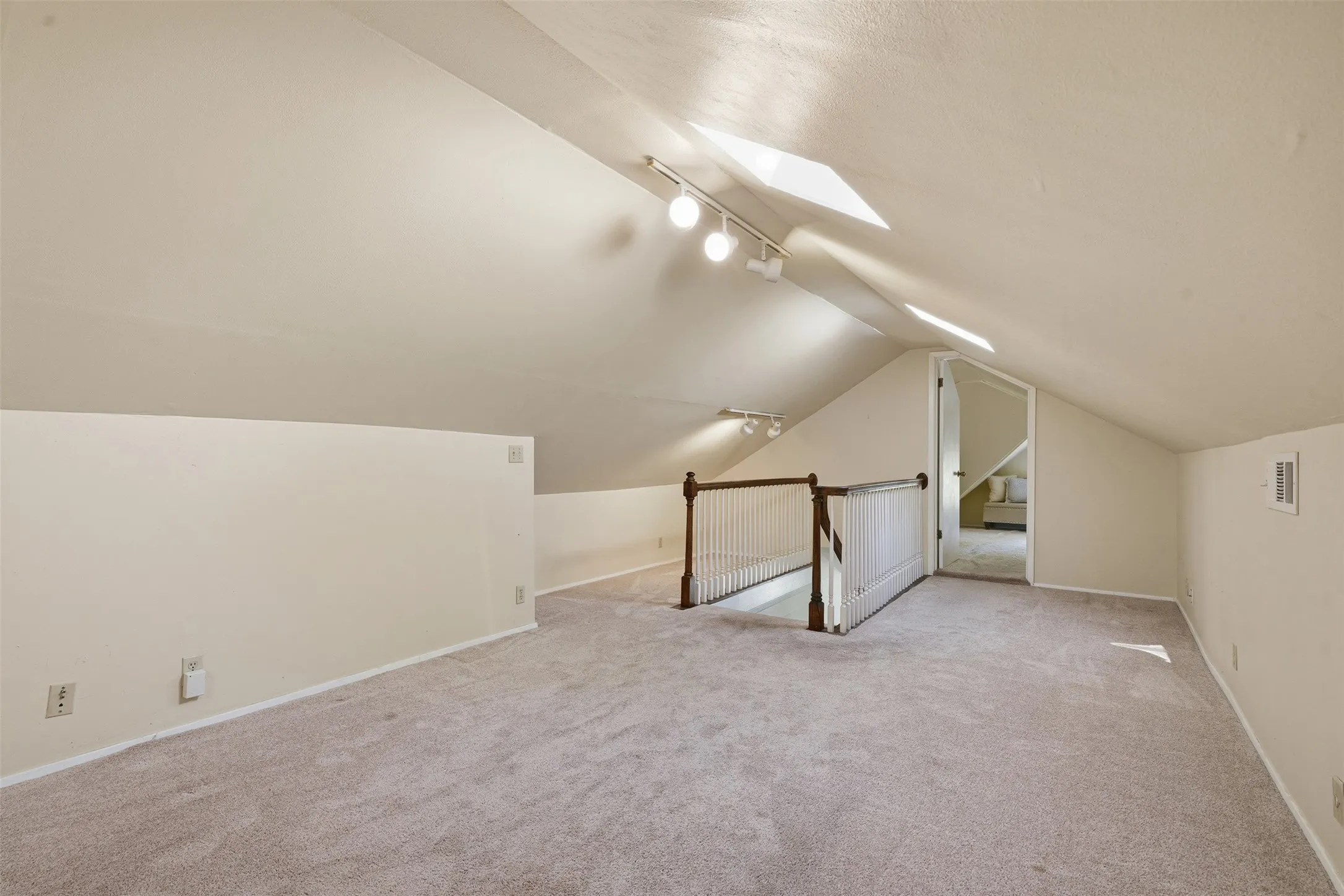Single Family Residence For Sale in Dallas County , 1138 N Edgefield Avenue, Dallas, Texas 75208, 4 Bedroom, 3 Bathroom, 2 Garage spaces, 2,445 Sqft, built in 1925, mls#21407496, Real Estate Agent in Dallas, Homes For Sale in Dallas county, Homes For Sale in Dallas, Realtor in Dallas Texas, Real Estate Brokerage Independent Realty Texas, Luminita Cordes Realtor