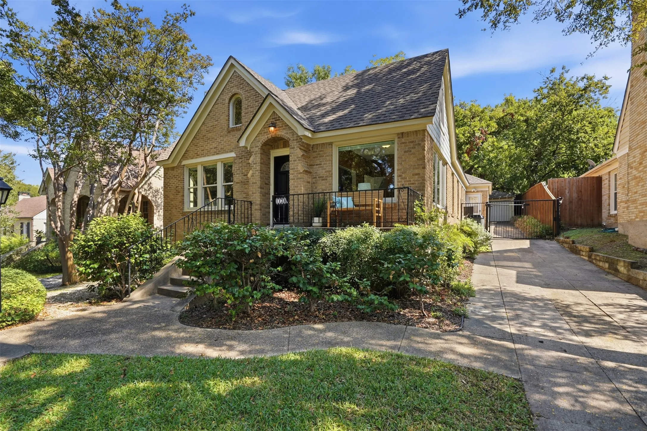 Single Family Residence For Sale in Dallas County , 1138 N Edgefield Avenue, Dallas, Texas 75208, 4 Bedroom, 3 Bathroom, 2 Garage spaces, 2,445 Sqft, built in 1925, mls#21407496, Real Estate Agent in Dallas, Homes For Sale in Dallas county, Homes For Sale in Dallas, Realtor in Dallas Texas, Real Estate Brokerage Independent Realty Texas, Luminita Cordes Realtor