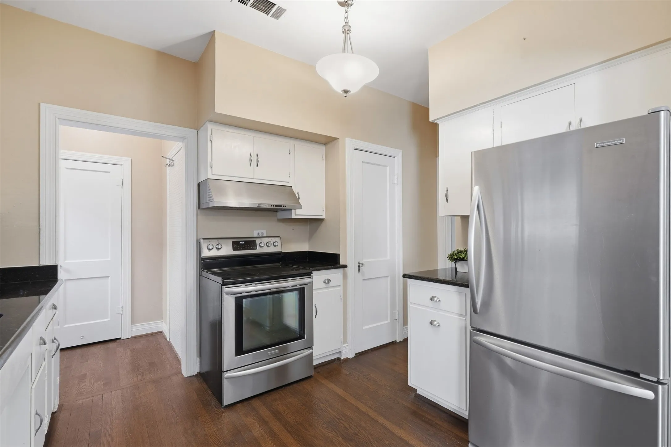 Single Family Residence For Sale in Dallas County , 1138 N Edgefield Avenue, Dallas, Texas 75208, 4 Bedroom, 3 Bathroom, 2 Garage spaces, 2,445 Sqft, built in 1925, mls#21407496, Real Estate Agent in Dallas, Homes For Sale in Dallas county, Homes For Sale in Dallas, Realtor in Dallas Texas, Real Estate Brokerage Independent Realty Texas, Luminita Cordes Realtor
