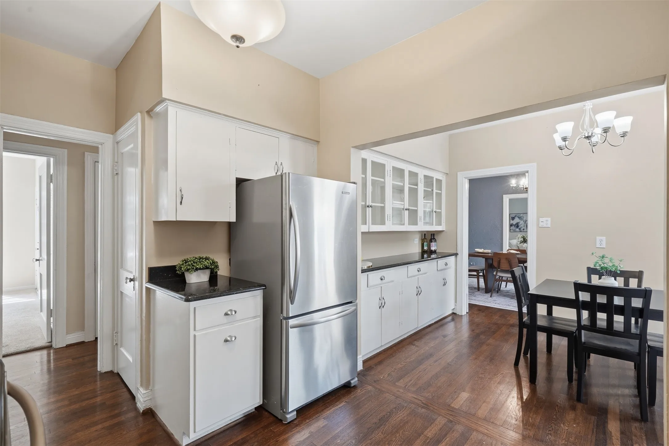 Single Family Residence For Sale in Dallas County , 1138 N Edgefield Avenue, Dallas, Texas 75208, 4 Bedroom, 3 Bathroom, 2 Garage spaces, 2,445 Sqft, built in 1925, mls#21407496, Real Estate Agent in Dallas, Homes For Sale in Dallas county, Homes For Sale in Dallas, Realtor in Dallas Texas, Real Estate Brokerage Independent Realty Texas, Luminita Cordes Realtor
