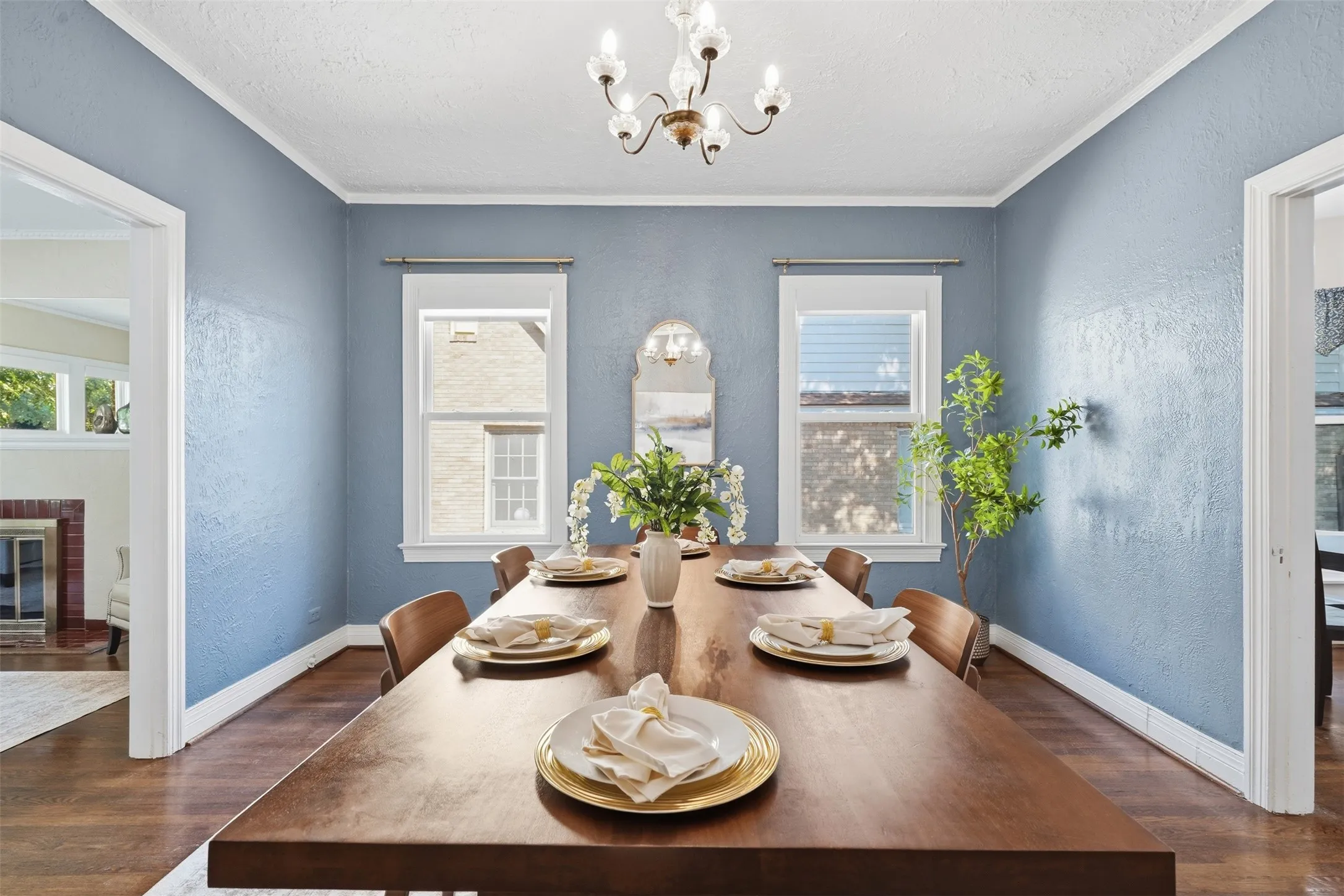 Single Family Residence For Sale in Dallas County , 1138 N Edgefield Avenue, Dallas, Texas 75208, 4 Bedroom, 3 Bathroom, 2 Garage spaces, 2,445 Sqft, built in 1925, mls#21407496, Real Estate Agent in Dallas, Homes For Sale in Dallas county, Homes For Sale in Dallas, Realtor in Dallas Texas, Real Estate Brokerage Independent Realty Texas, Luminita Cordes Realtor