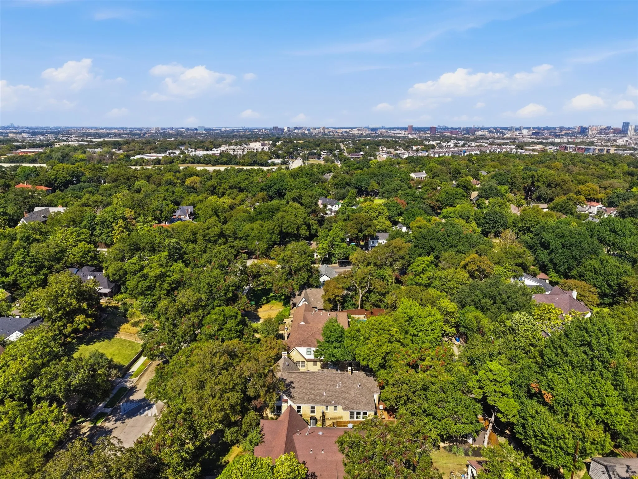 Single Family Residence For Sale in Dallas County , 1138 N Edgefield Avenue, Dallas, Texas 75208, 4 Bedroom, 3 Bathroom, 2 Garage spaces, 2,445 Sqft, built in 1925, mls#21407496, Real Estate Agent in Dallas, Homes For Sale in Dallas county, Homes For Sale in Dallas, Realtor in Dallas Texas, Real Estate Brokerage Independent Realty Texas, Luminita Cordes Realtor
