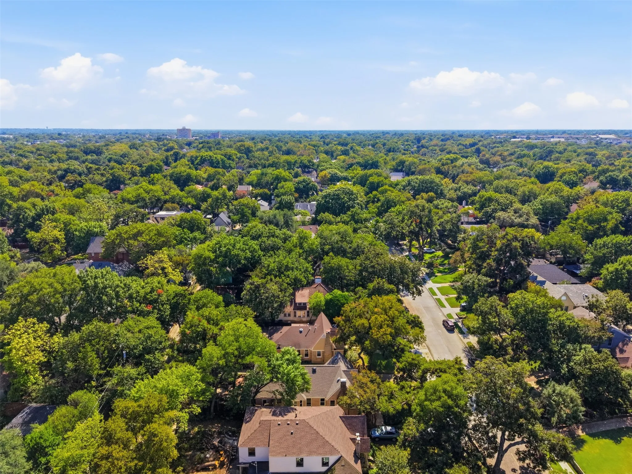 Single Family Residence For Sale in Dallas County , 1138 N Edgefield Avenue, Dallas, Texas 75208, 4 Bedroom, 3 Bathroom, 2 Garage spaces, 2,445 Sqft, built in 1925, mls#21407496, Real Estate Agent in Dallas, Homes For Sale in Dallas county, Homes For Sale in Dallas, Realtor in Dallas Texas, Real Estate Brokerage Independent Realty Texas, Luminita Cordes Realtor