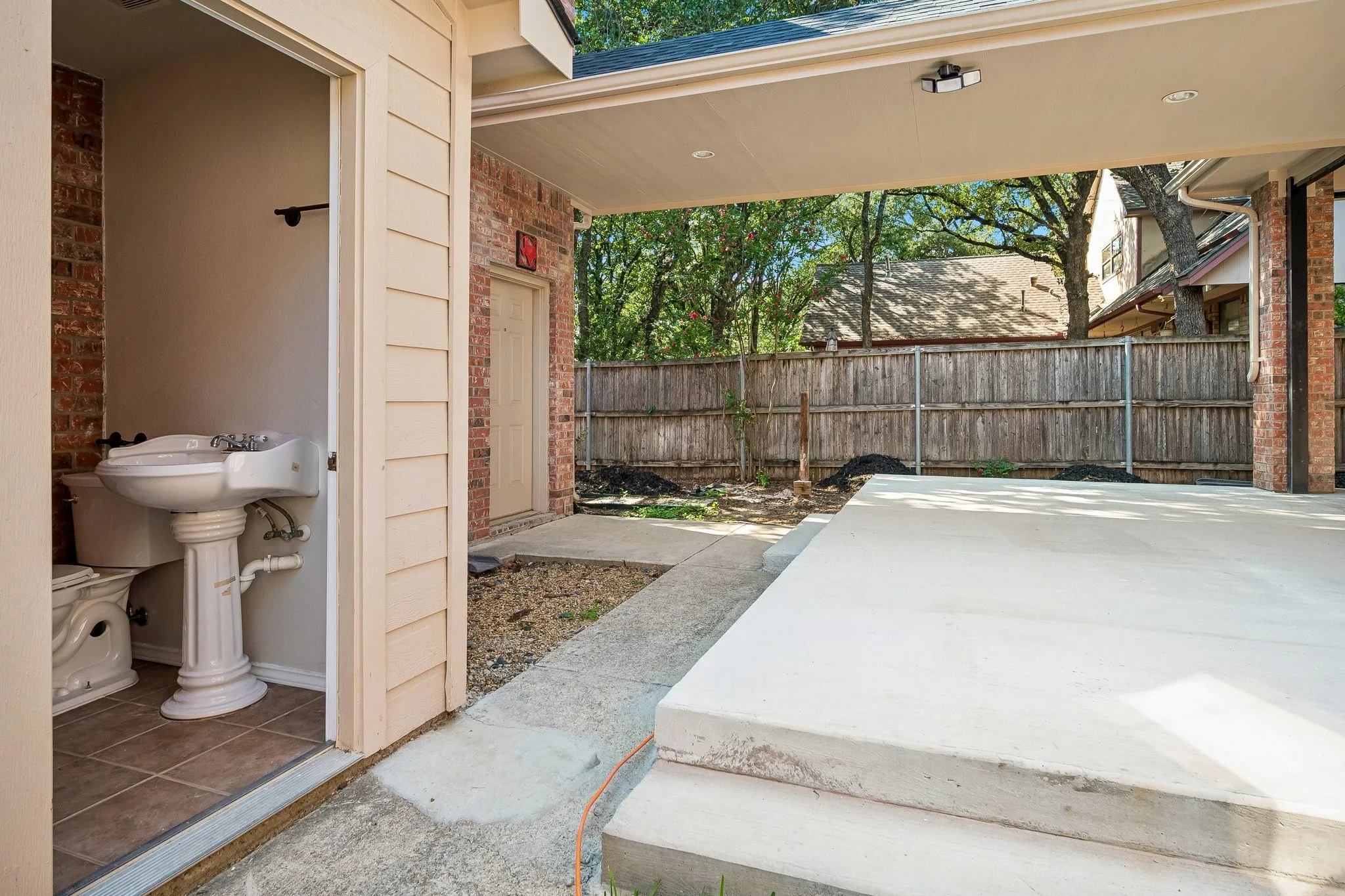 Single Family Residence For Sale in Dallas County , 3848 W Pioneer Drive, Irving, Texas 75061, 7 Bedroom, 5 Bathroom, 3 Garage spaces, 5,824 Sqft, built in 2004, mls#21399429, Real Estate Agent in Irving, Homes For Sale in Dallas county, Homes For Sale in Irving, Realtor in Irving Texas, Real Estate Brokerage Independent Realty Texas, Luminita Cordes Realtor