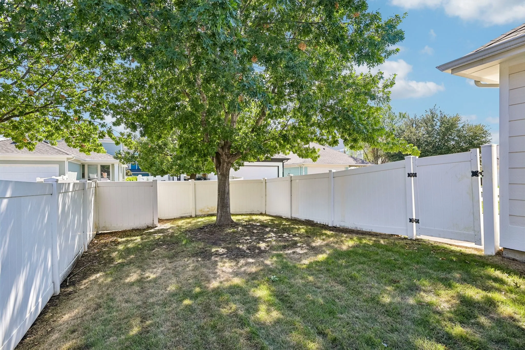 Single Family Residence For Sale in Denton County , 1009 Wenk Drive, Savannah, Texas 76227, 4 Bedroom, 4 Bathroom, 2 Garage spaces, 2,323 Sqft, built in 2006, mls#21407613, Real Estate Agent in Savannah, Homes For Sale in Denton county, Homes For Sale in Savannah, Realtor in Savannah Texas, Real Estate Brokerage Independent Realty Texas, Luminita Cordes Realtor