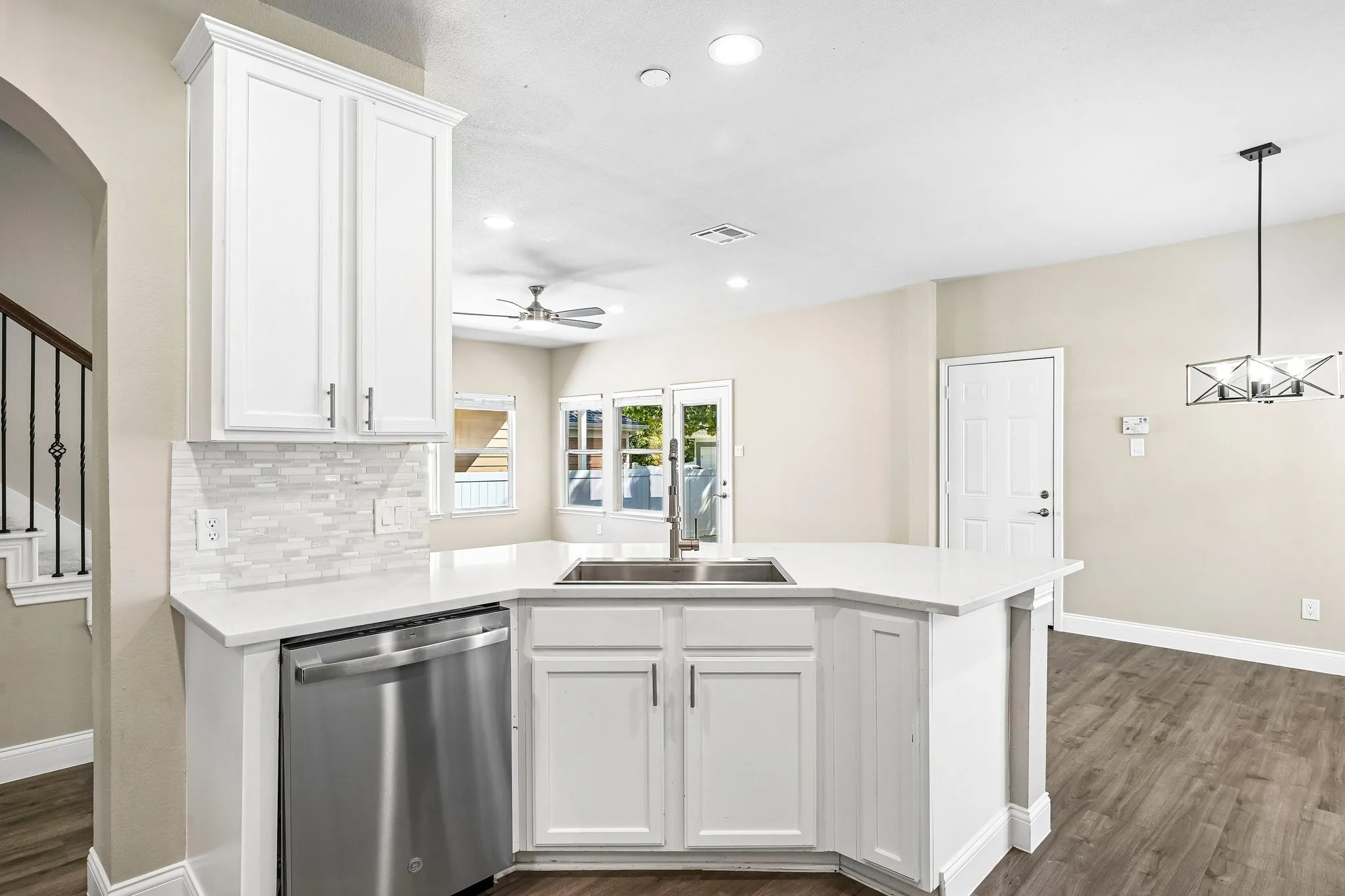 Single Family Residence For Sale in Denton County , 1009 Wenk Drive, Savannah, Texas 76227, 4 Bedroom, 4 Bathroom, 2 Garage spaces, 2,323 Sqft, built in 2006, mls#21407613, Real Estate Agent in Savannah, Homes For Sale in Denton county, Homes For Sale in Savannah, Realtor in Savannah Texas, Real Estate Brokerage Independent Realty Texas, Luminita Cordes Realtor