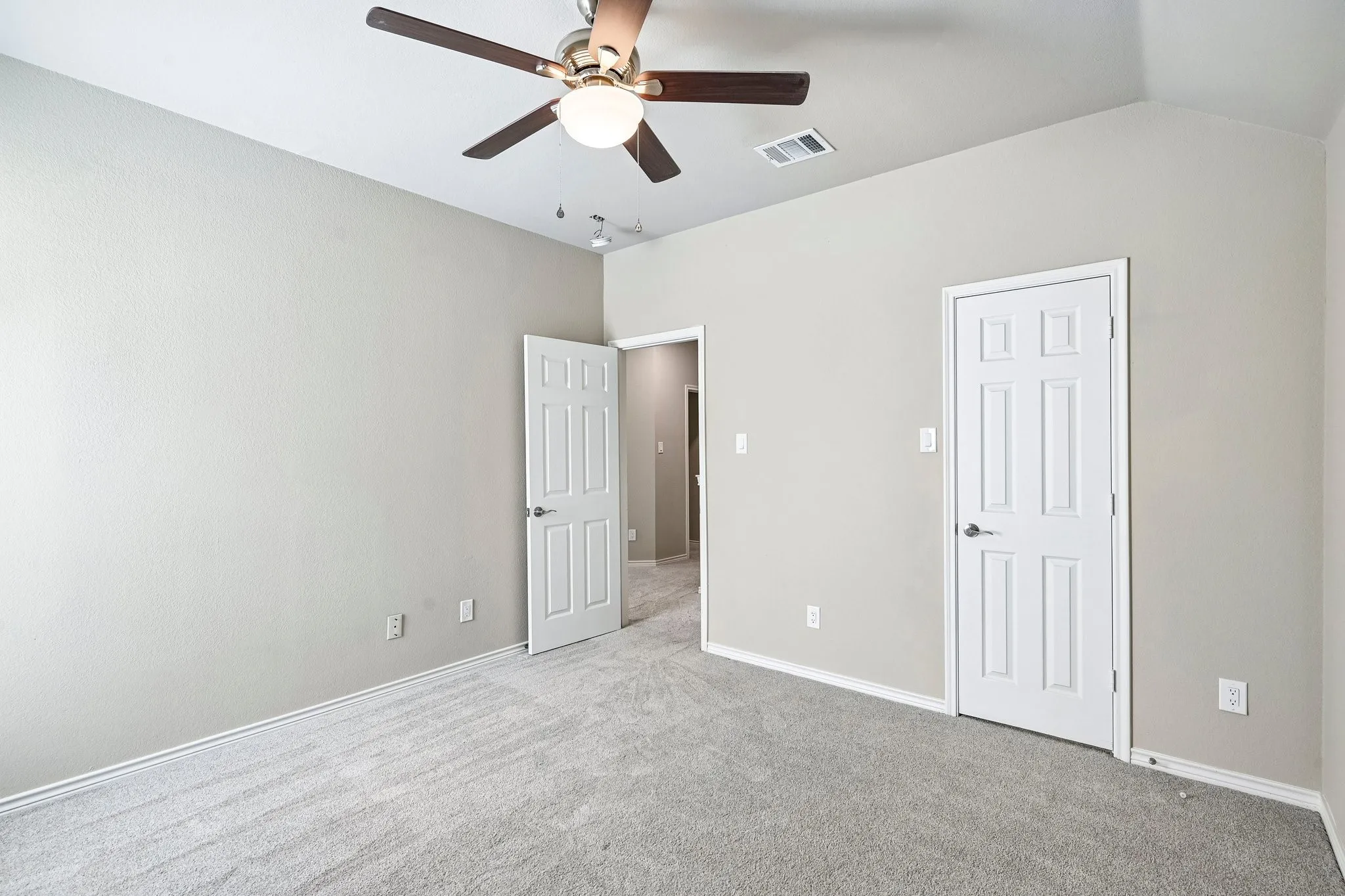 Single Family Residence For Sale in Denton County , 1009 Wenk Drive, Savannah, Texas 76227, 4 Bedroom, 4 Bathroom, 2 Garage spaces, 2,323 Sqft, built in 2006, mls#21407613, Real Estate Agent in Savannah, Homes For Sale in Denton county, Homes For Sale in Savannah, Realtor in Savannah Texas, Real Estate Brokerage Independent Realty Texas, Luminita Cordes Realtor