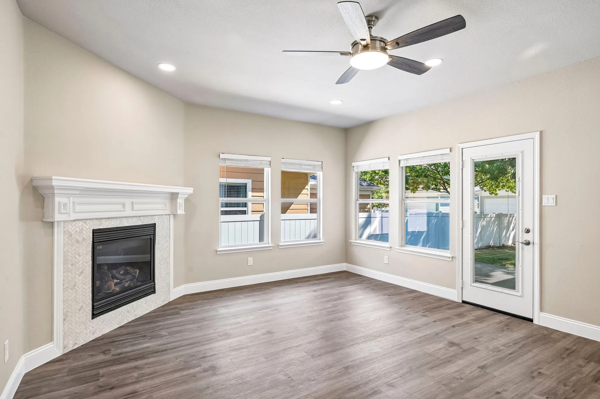 Single Family Residence For Sale in Denton County , 1009 Wenk Drive, Savannah, Texas 76227, 4 Bedroom, 4 Bathroom, 2 Garage spaces, 2,323 Sqft, built in 2006, mls#21407613, Real Estate Agent in Savannah, Homes For Sale in Denton county, Homes For Sale in Savannah, Realtor in Savannah Texas, Real Estate Brokerage Independent Realty Texas, Luminita Cordes Realtor