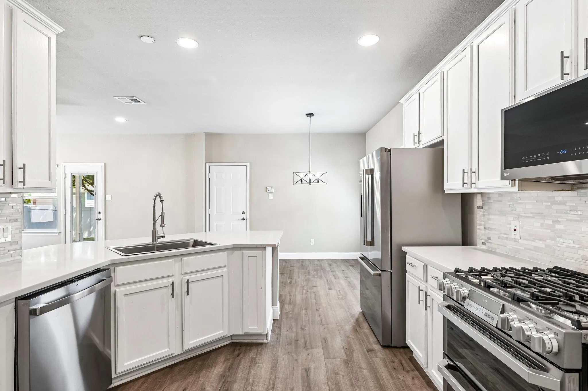 Single Family Residence For Sale in Denton County , 1009 Wenk Drive, Savannah, Texas 76227, 4 Bedroom, 4 Bathroom, 2 Garage spaces, 2,323 Sqft, built in 2006, mls#21407613, Real Estate Agent in Savannah, Homes For Sale in Denton county, Homes For Sale in Savannah, Realtor in Savannah Texas, Real Estate Brokerage Independent Realty Texas, Luminita Cordes Realtor