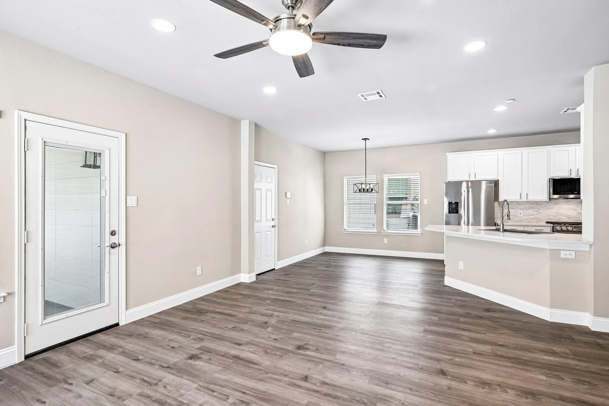 Single Family Residence For Sale in Denton County , 1009 Wenk Drive, Savannah, Texas 76227, 4 Bedroom, 4 Bathroom, 2 Garage spaces, 2,323 Sqft, built in 2006, mls#21407613, Real Estate Agent in Savannah, Homes For Sale in Denton county, Homes For Sale in Savannah, Realtor in Savannah Texas, Real Estate Brokerage Independent Realty Texas, Luminita Cordes Realtor