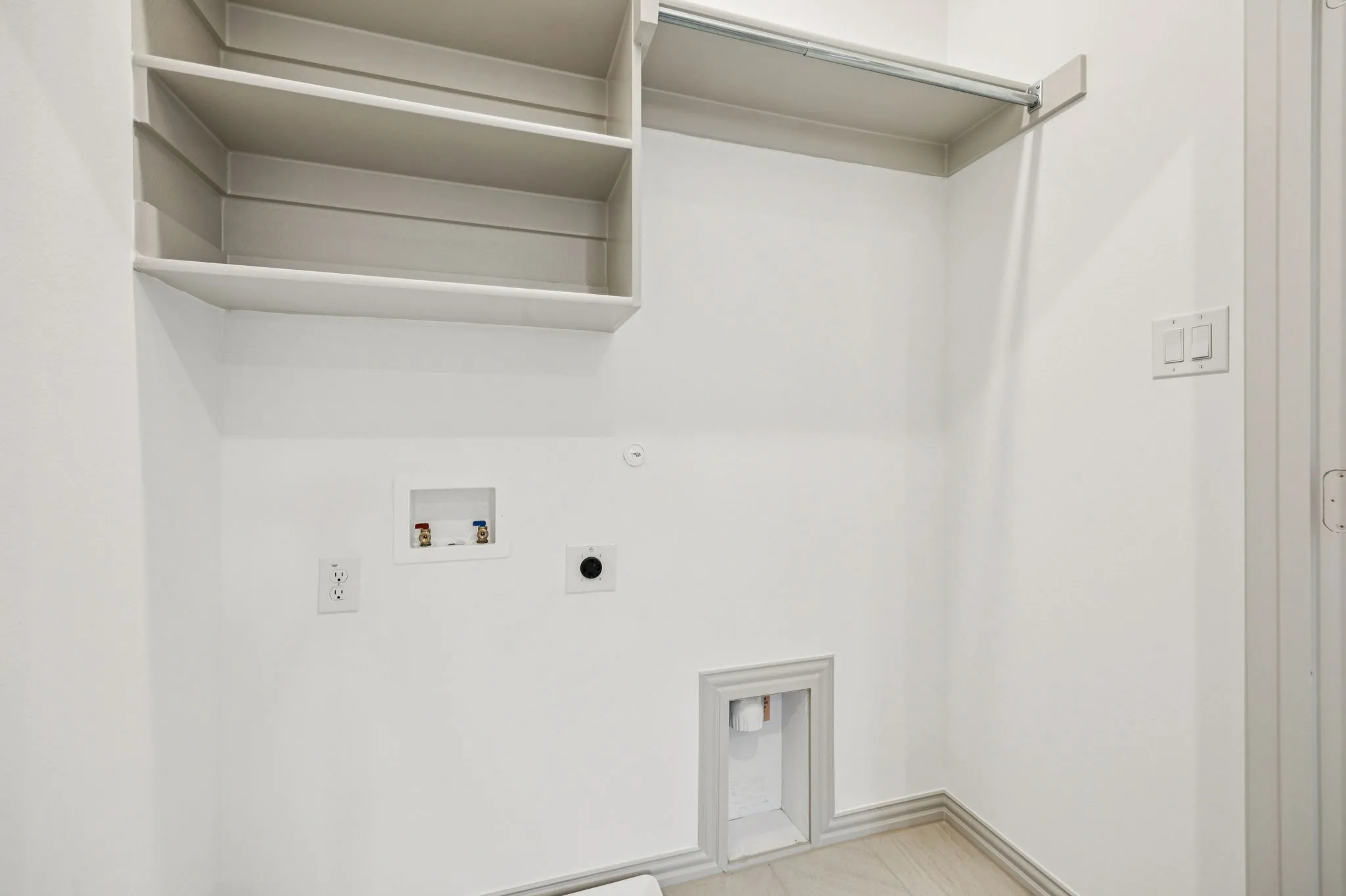 Wall-mounted shelving with integrated hanging rod