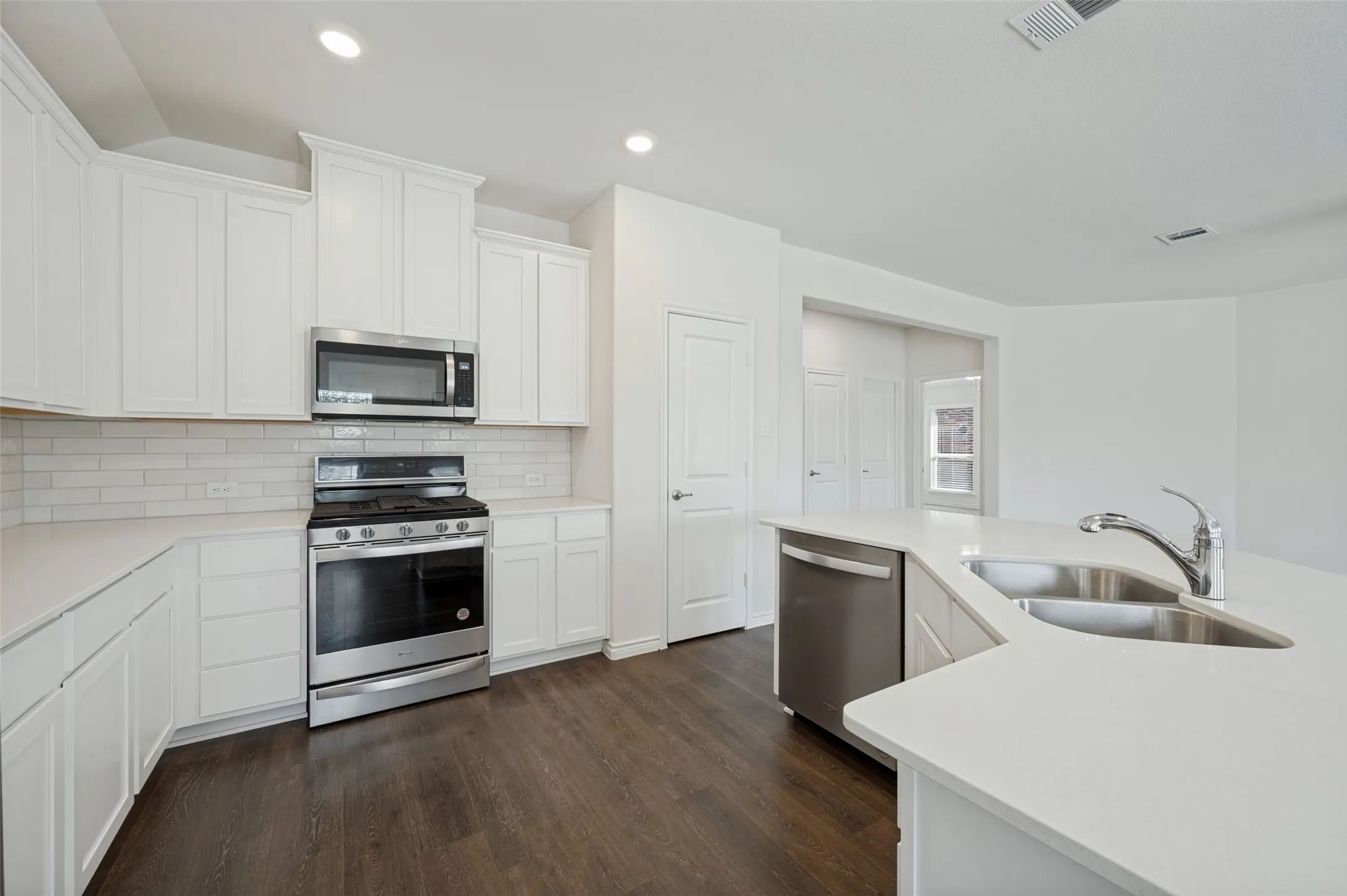 Single Family Residence For Sale in Denton County , 10516 Fountain Gate Street, Aubrey, Texas 76227, 3 Bedroom, 2 Bathroom, 2 Garage spaces, 1,703 Sqft, built in 2022, mls#21407761, Real Estate Agent in Aubrey, Homes For Sale in Denton county, Homes For Sale in Aubrey, Realtor in Aubrey Texas, Real Estate Brokerage Independent Realty Texas, Luminita Cordes Realtor