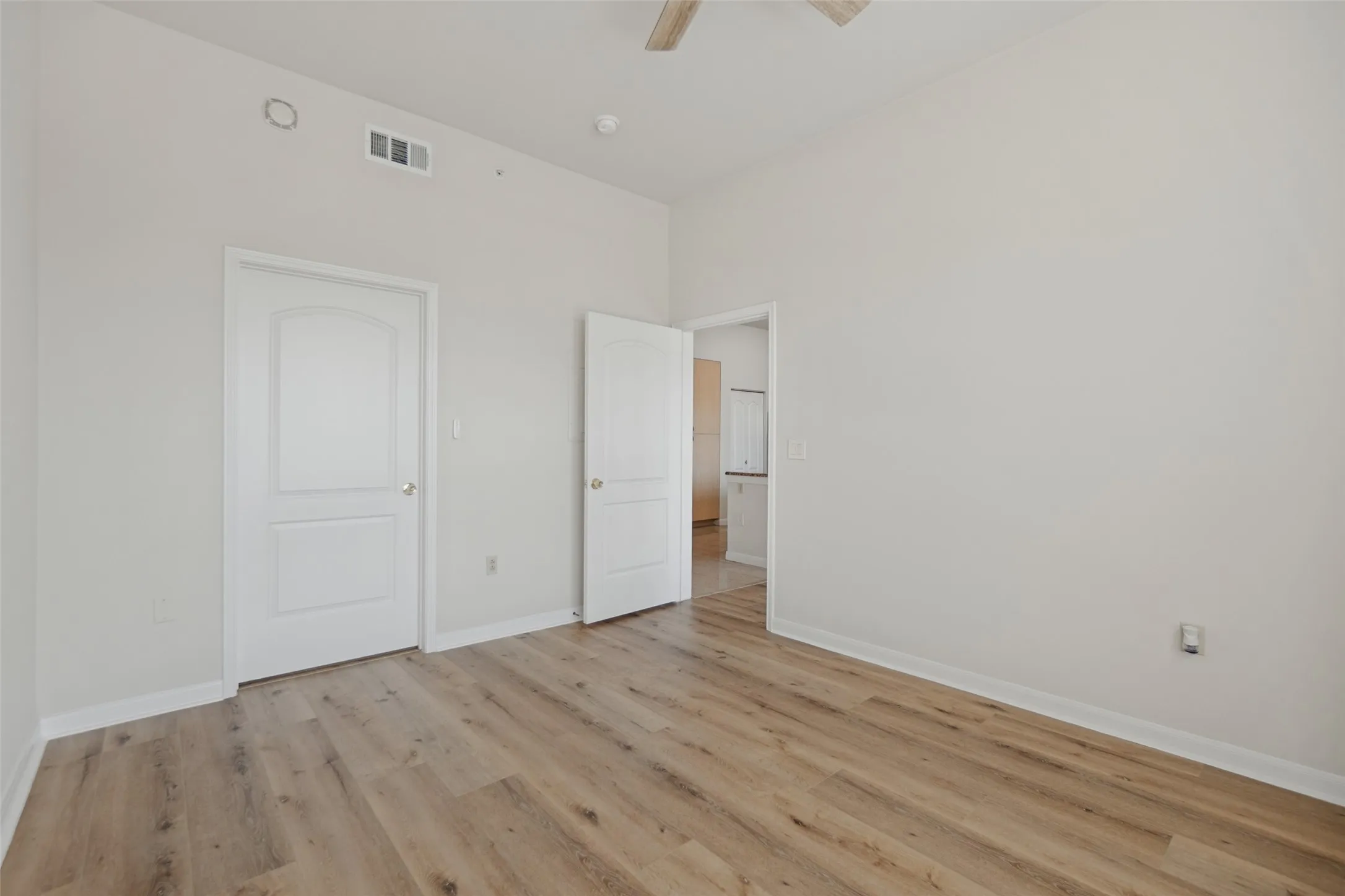 Condominium For Sale in Dallas County , 3225 Turtle Creek Boulevard 1012, Dallas, Texas 75219, 1 Bedroom, 1 Bathroom, 2 Garage spaces, 832 Sqft, built in 1998, mls#21406519, Real Estate Agent in Dallas, Homes For Sale in Dallas county, Homes For Sale in Dallas, Realtor in Dallas Texas, Real Estate Brokerage Independent Realty Texas, Luminita Cordes Realtor