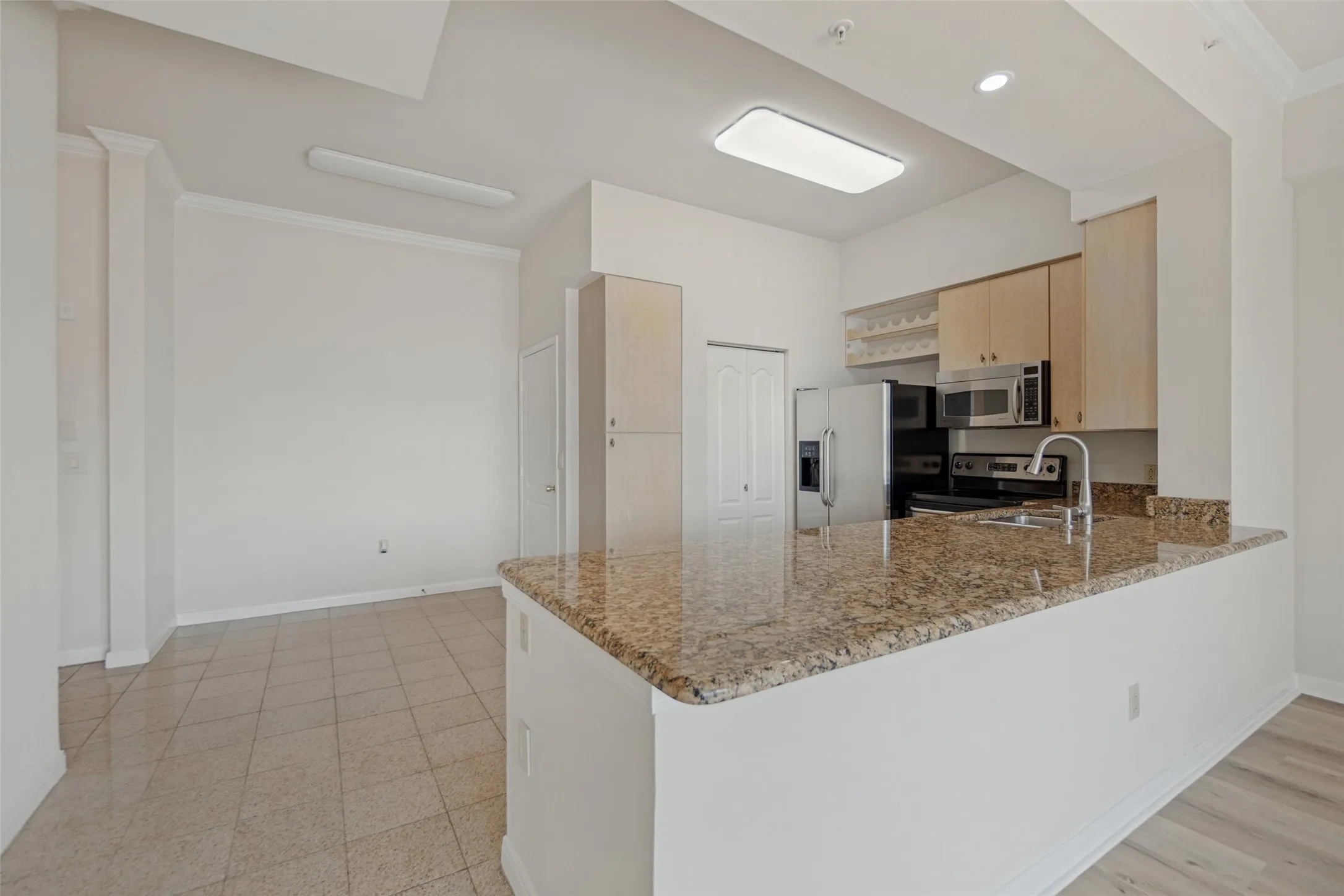 Condominium For Sale in Dallas County , 3225 Turtle Creek Boulevard 1012, Dallas, Texas 75219, 1 Bedroom, 1 Bathroom, 2 Garage spaces, 832 Sqft, built in 1998, mls#21406519, Real Estate Agent in Dallas, Homes For Sale in Dallas county, Homes For Sale in Dallas, Realtor in Dallas Texas, Real Estate Brokerage Independent Realty Texas, Luminita Cordes Realtor