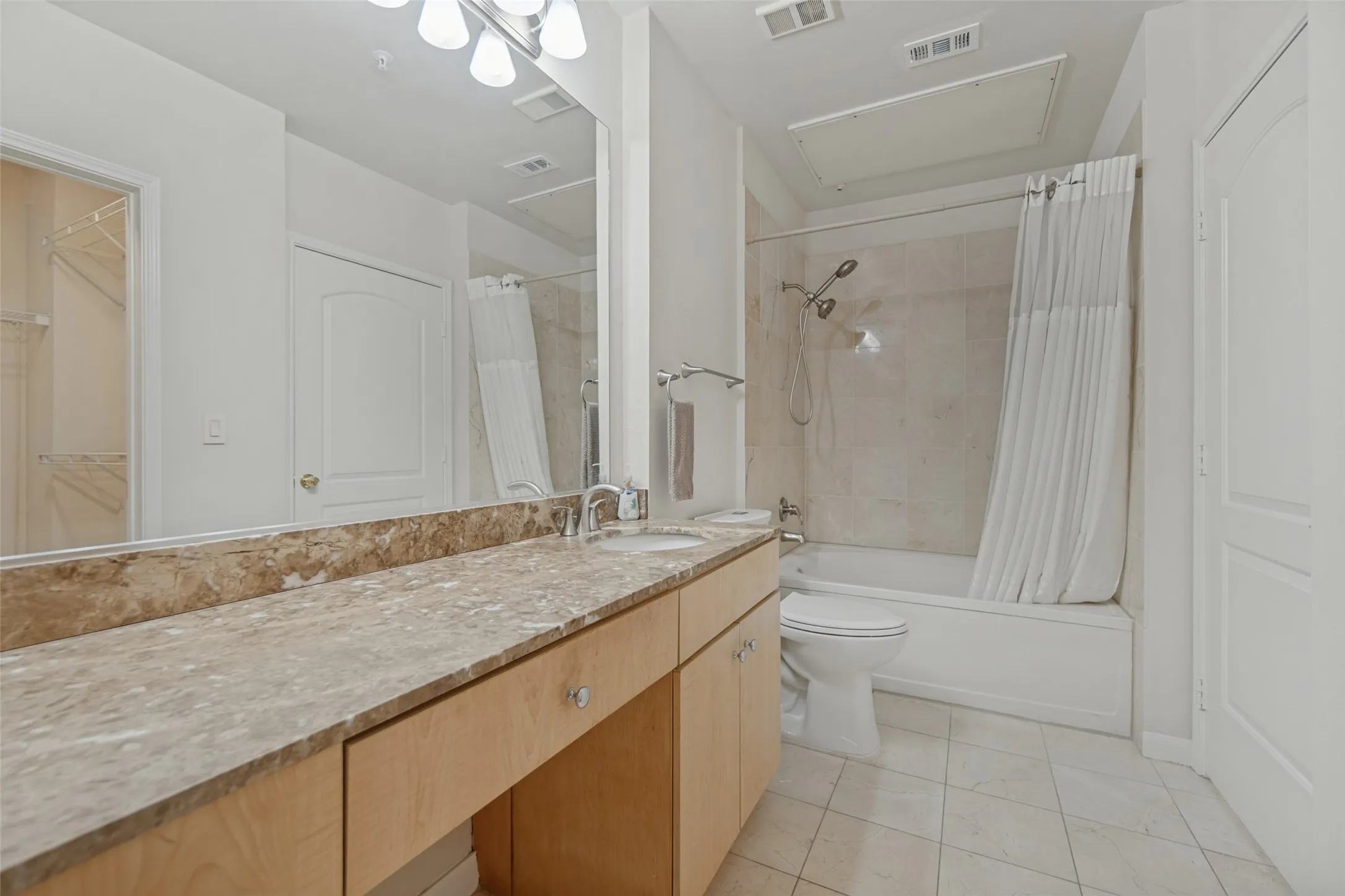 Condominium For Sale in Dallas County , 3225 Turtle Creek Boulevard 1012, Dallas, Texas 75219, 1 Bedroom, 1 Bathroom, 2 Garage spaces, 832 Sqft, built in 1998, mls#21406519, Real Estate Agent in Dallas, Homes For Sale in Dallas county, Homes For Sale in Dallas, Realtor in Dallas Texas, Real Estate Brokerage Independent Realty Texas, Luminita Cordes Realtor