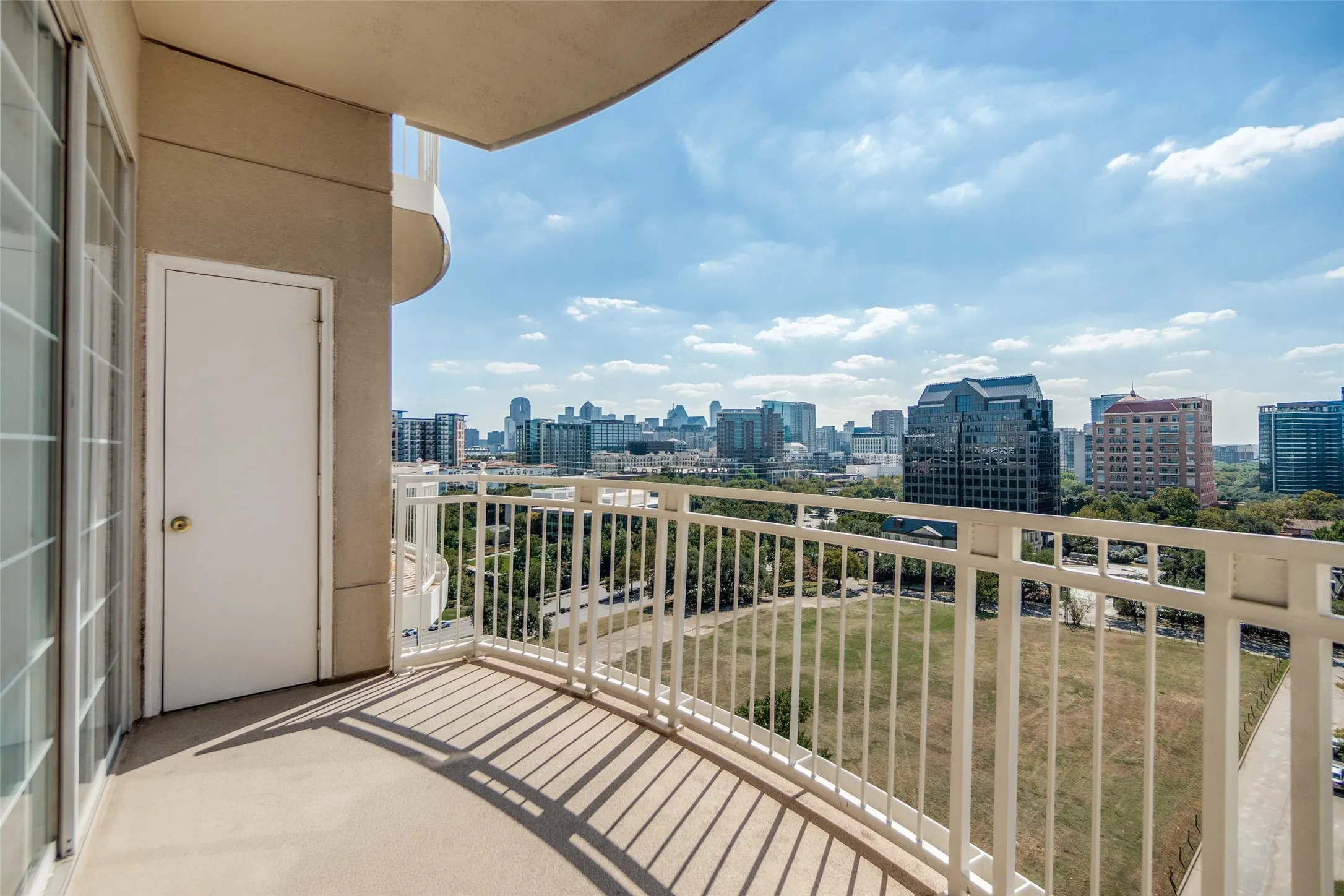 Condominium For Sale in Dallas County , 3225 Turtle Creek Boulevard 1012, Dallas, Texas 75219, 1 Bedroom, 1 Bathroom, 2 Garage spaces, 832 Sqft, built in 1998, mls#21406519, Real Estate Agent in Dallas, Homes For Sale in Dallas county, Homes For Sale in Dallas, Realtor in Dallas Texas, Real Estate Brokerage Independent Realty Texas, Luminita Cordes Realtor