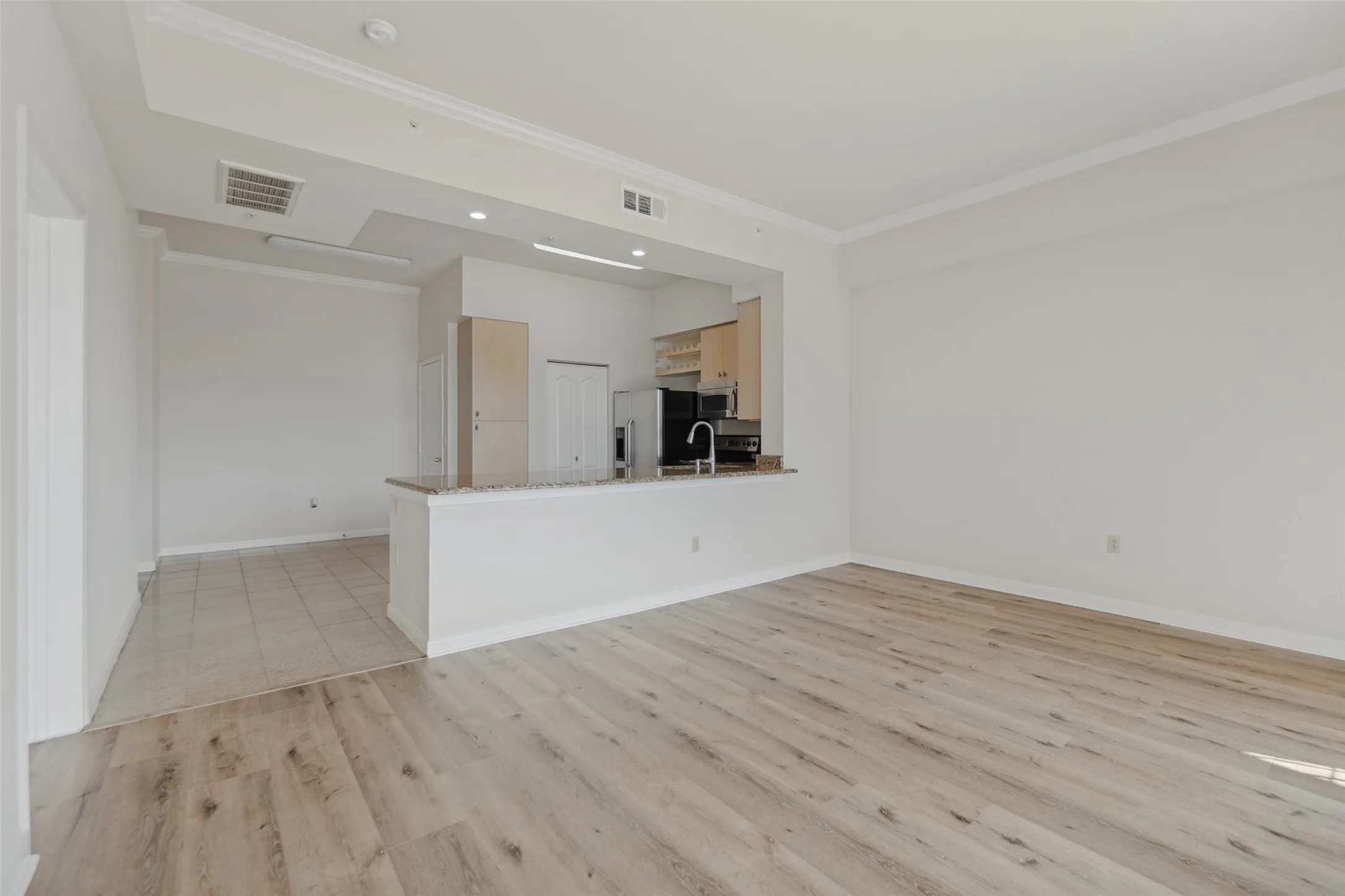 Condominium For Sale in Dallas County , 3225 Turtle Creek Boulevard 1012, Dallas, Texas 75219, 1 Bedroom, 1 Bathroom, 2 Garage spaces, 832 Sqft, built in 1998, mls#21406519, Real Estate Agent in Dallas, Homes For Sale in Dallas county, Homes For Sale in Dallas, Realtor in Dallas Texas, Real Estate Brokerage Independent Realty Texas, Luminita Cordes Realtor