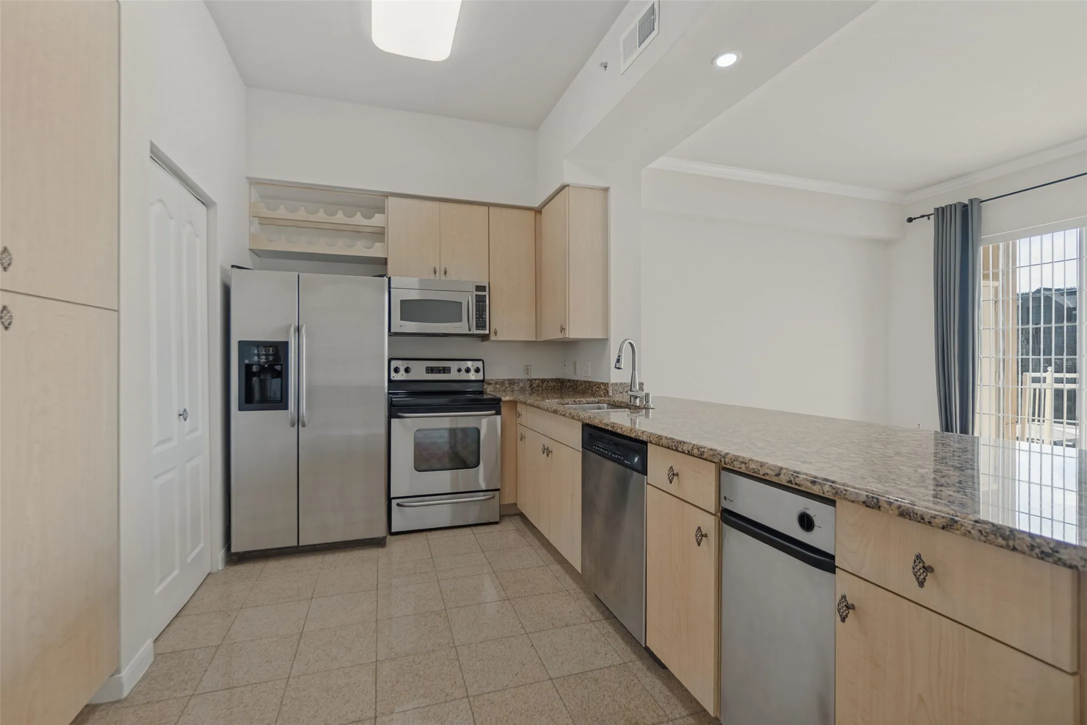 Condominium For Sale in Dallas County , 3225 Turtle Creek Boulevard 1012, Dallas, Texas 75219, 1 Bedroom, 1 Bathroom, 2 Garage spaces, 832 Sqft, built in 1998, mls#21406519, Real Estate Agent in Dallas, Homes For Sale in Dallas county, Homes For Sale in Dallas, Realtor in Dallas Texas, Real Estate Brokerage Independent Realty Texas, Luminita Cordes Realtor