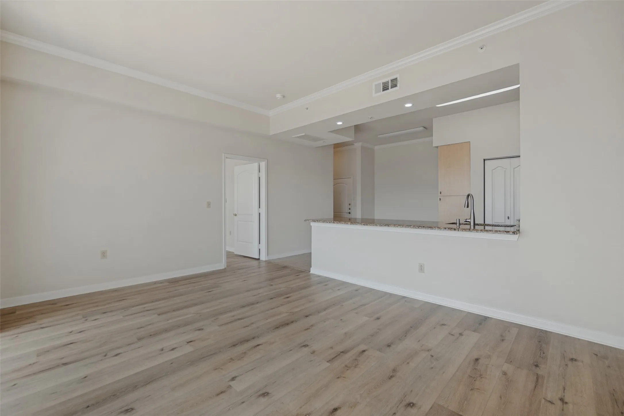 Condominium For Sale in Dallas County , 3225 Turtle Creek Boulevard 1012, Dallas, Texas 75219, 1 Bedroom, 1 Bathroom, 2 Garage spaces, 832 Sqft, built in 1998, mls#21406519, Real Estate Agent in Dallas, Homes For Sale in Dallas county, Homes For Sale in Dallas, Realtor in Dallas Texas, Real Estate Brokerage Independent Realty Texas, Luminita Cordes Realtor