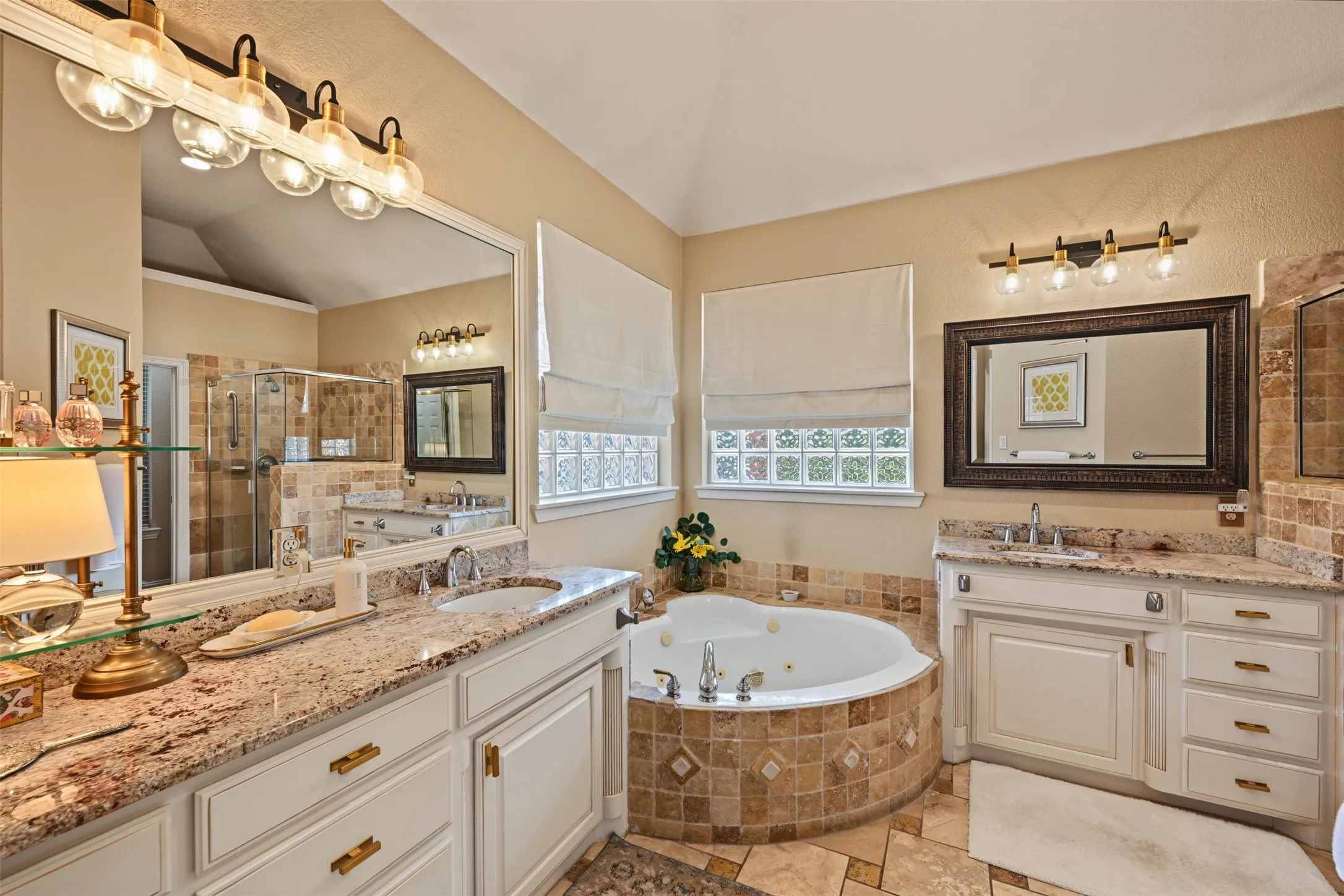 Single Family Residence For Sale in Tarrant County , 8955 Leslie Court, Benbrook, Texas 76126, 3 Bedroom, 2 Bathroom, 2 Garage spaces, 2,768 Sqft, built in 2000, mls#21404884, Real Estate Agent in Benbrook, Homes For Sale in Tarrant county, Homes For Sale in Benbrook, Realtor in Benbrook Texas, Real Estate Brokerage Independent Realty Texas, Luminita Cordes Realtor