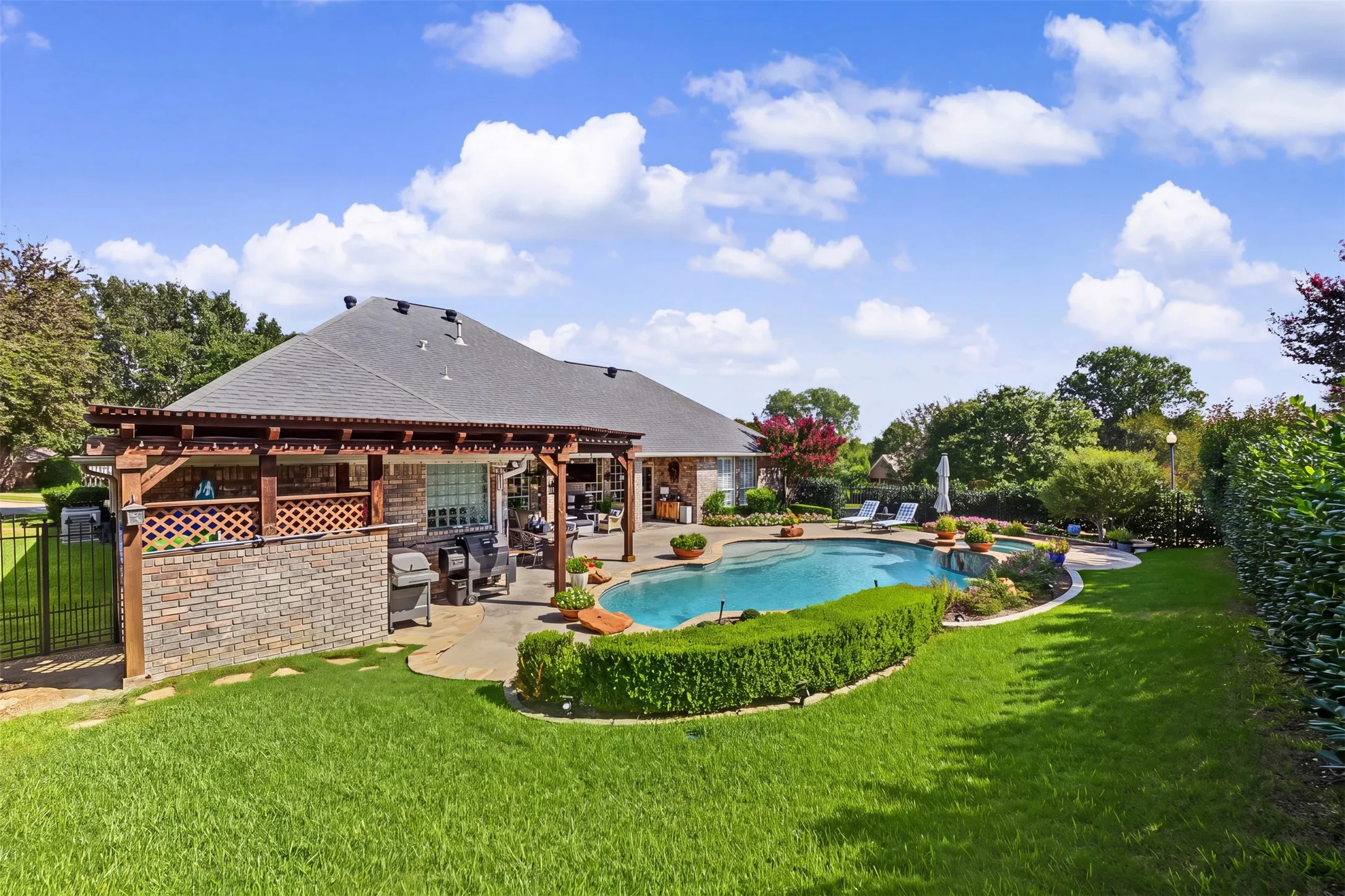 Single Family Residence For Sale in Tarrant County , 8955 Leslie Court, Benbrook, Texas 76126, 3 Bedroom, 2 Bathroom, 2 Garage spaces, 2,768 Sqft, built in 2000, mls#21404884, Real Estate Agent in Benbrook, Homes For Sale in Tarrant county, Homes For Sale in Benbrook, Realtor in Benbrook Texas, Real Estate Brokerage Independent Realty Texas, Luminita Cordes Realtor