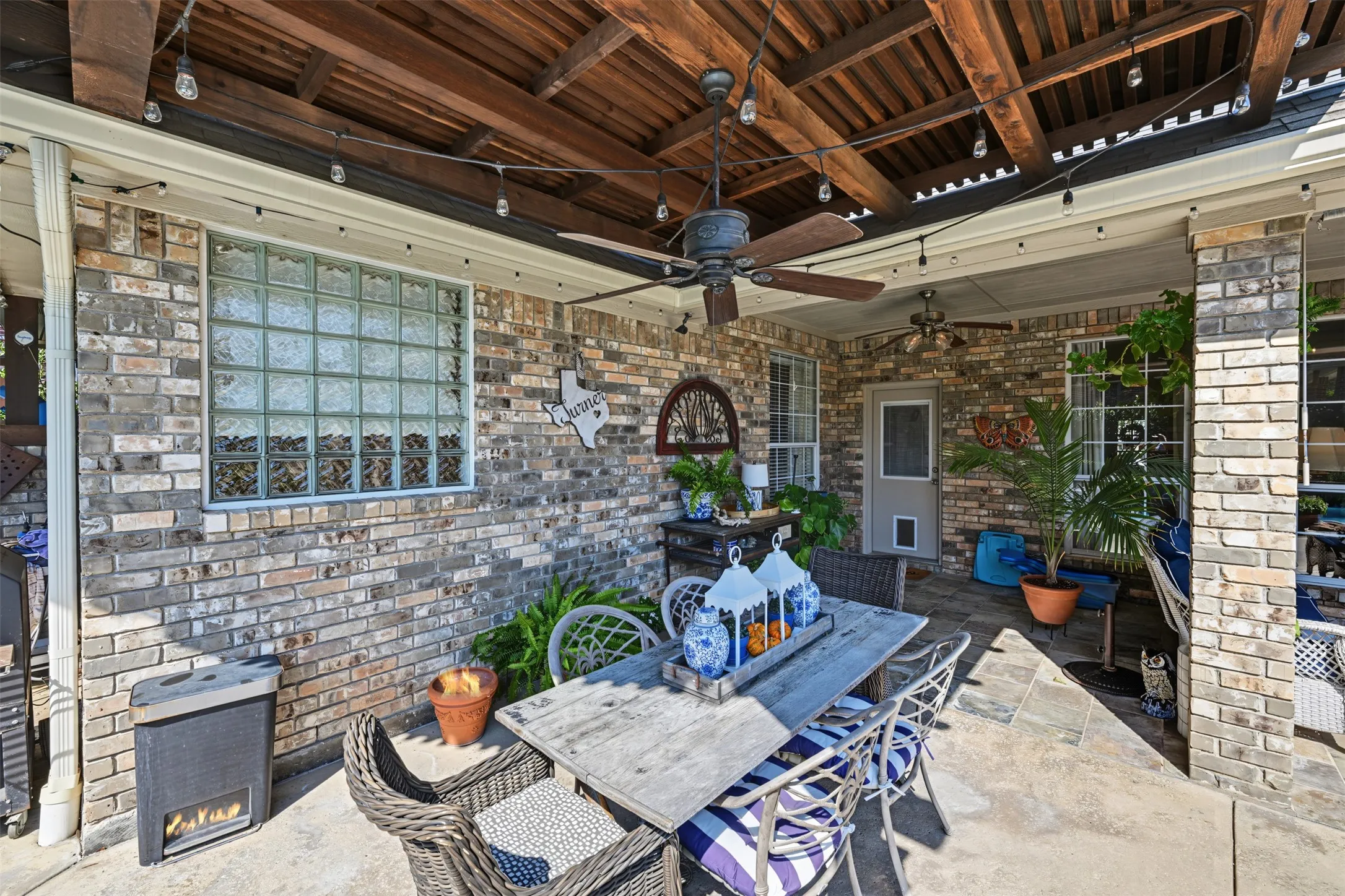 Single Family Residence For Sale in Tarrant County , 8955 Leslie Court, Benbrook, Texas 76126, 3 Bedroom, 2 Bathroom, 2 Garage spaces, 2,768 Sqft, built in 2000, mls#21404884, Real Estate Agent in Benbrook, Homes For Sale in Tarrant county, Homes For Sale in Benbrook, Realtor in Benbrook Texas, Real Estate Brokerage Independent Realty Texas, Luminita Cordes Realtor