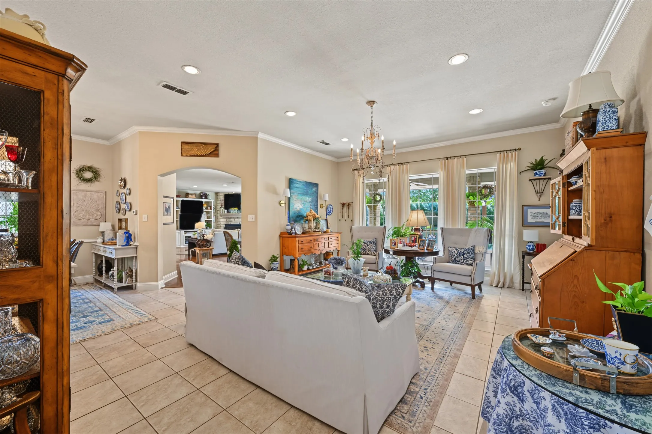 Single Family Residence For Sale in Tarrant County , 8955 Leslie Court, Benbrook, Texas 76126, 3 Bedroom, 2 Bathroom, 2 Garage spaces, 2,768 Sqft, built in 2000, mls#21404884, Real Estate Agent in Benbrook, Homes For Sale in Tarrant county, Homes For Sale in Benbrook, Realtor in Benbrook Texas, Real Estate Brokerage Independent Realty Texas, Luminita Cordes Realtor