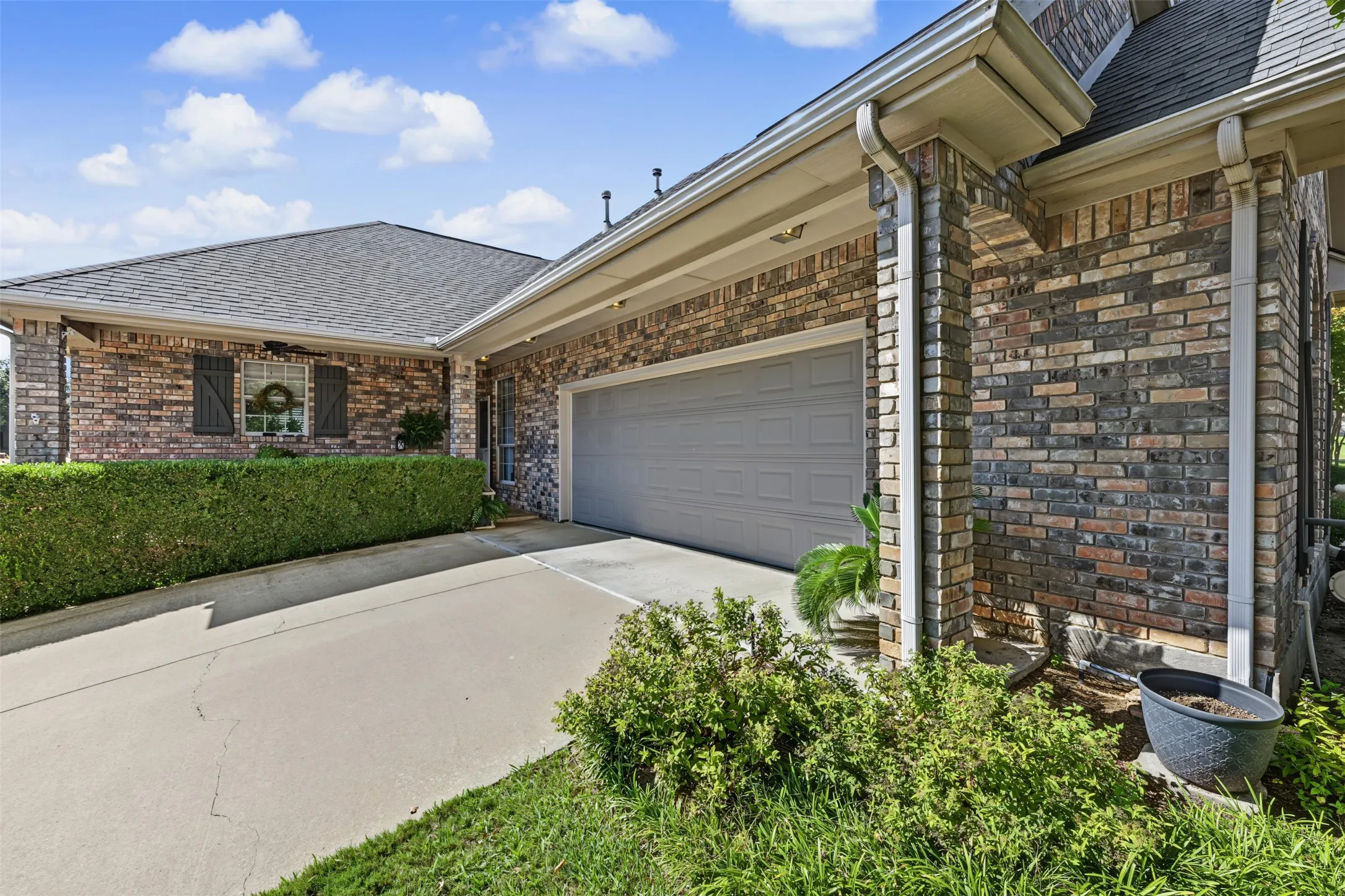 Single Family Residence For Sale in Tarrant County , 8955 Leslie Court, Benbrook, Texas 76126, 3 Bedroom, 2 Bathroom, 2 Garage spaces, 2,768 Sqft, built in 2000, mls#21404884, Real Estate Agent in Benbrook, Homes For Sale in Tarrant county, Homes For Sale in Benbrook, Realtor in Benbrook Texas, Real Estate Brokerage Independent Realty Texas, Luminita Cordes Realtor