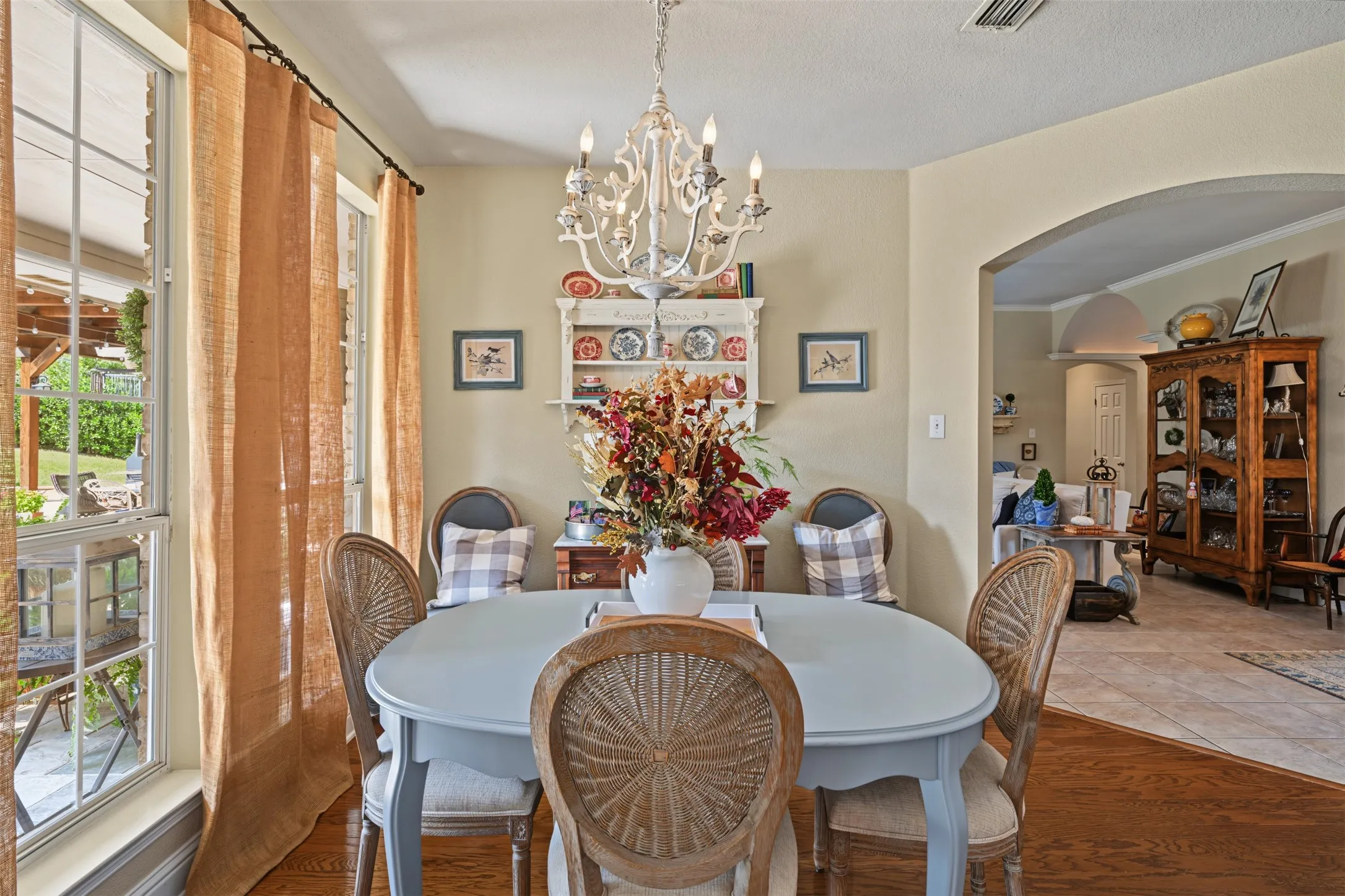 Single Family Residence For Sale in Tarrant County , 8955 Leslie Court, Benbrook, Texas 76126, 3 Bedroom, 2 Bathroom, 2 Garage spaces, 2,768 Sqft, built in 2000, mls#21404884, Real Estate Agent in Benbrook, Homes For Sale in Tarrant county, Homes For Sale in Benbrook, Realtor in Benbrook Texas, Real Estate Brokerage Independent Realty Texas, Luminita Cordes Realtor