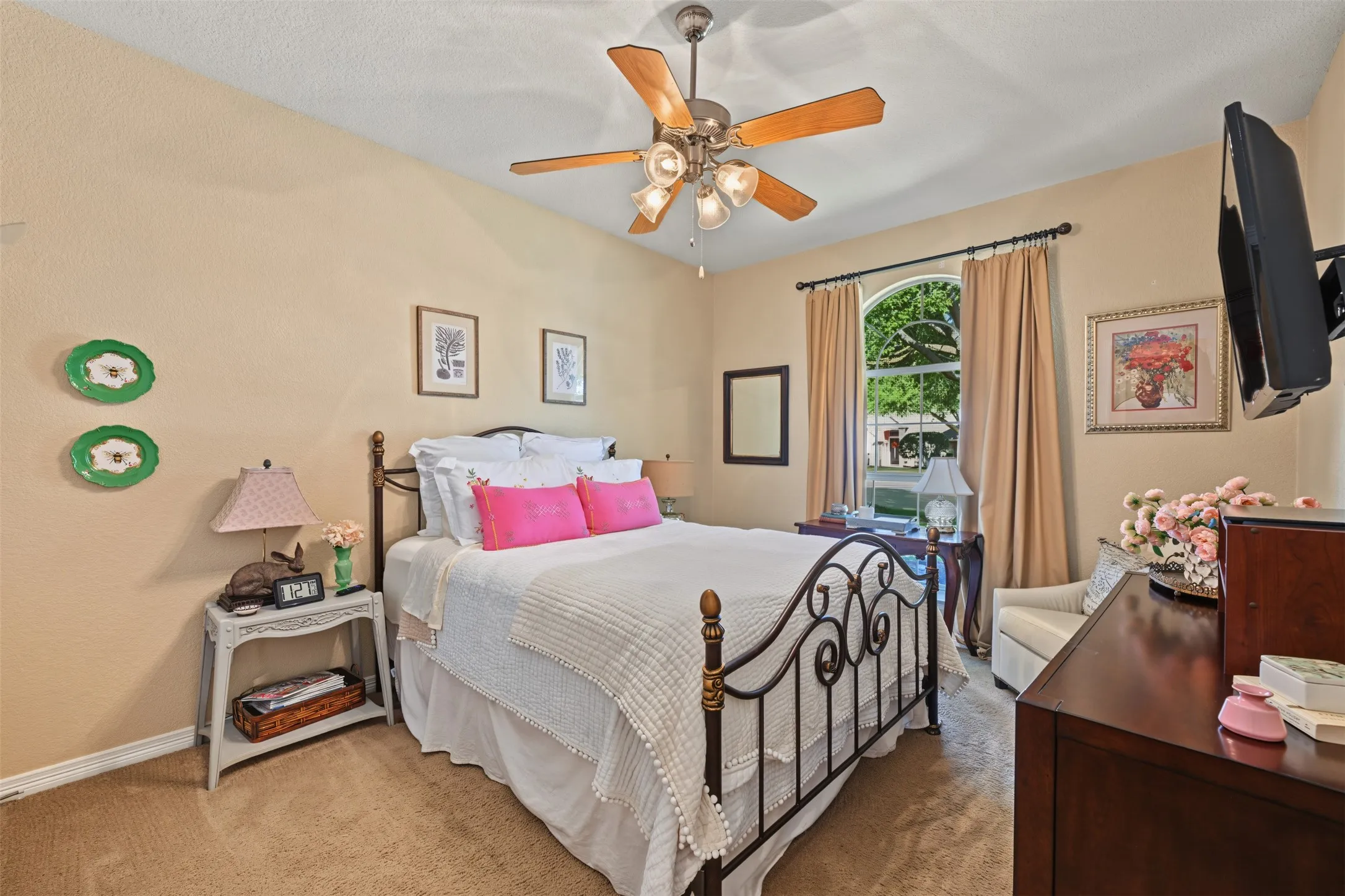 Single Family Residence For Sale in Tarrant County , 8955 Leslie Court, Benbrook, Texas 76126, 3 Bedroom, 2 Bathroom, 2 Garage spaces, 2,768 Sqft, built in 2000, mls#21404884, Real Estate Agent in Benbrook, Homes For Sale in Tarrant county, Homes For Sale in Benbrook, Realtor in Benbrook Texas, Real Estate Brokerage Independent Realty Texas, Luminita Cordes Realtor