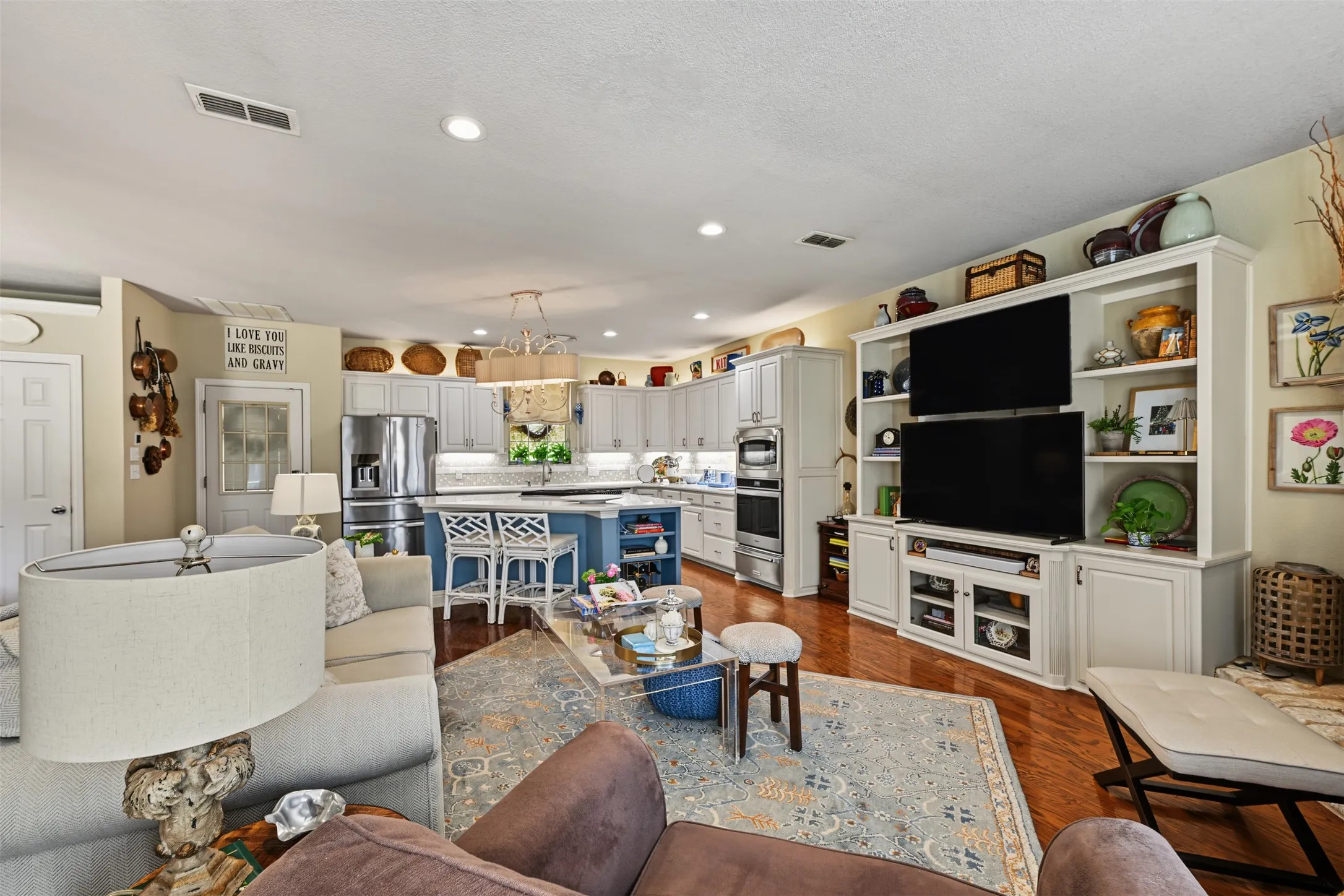 Single Family Residence For Sale in Tarrant County , 8955 Leslie Court, Benbrook, Texas 76126, 3 Bedroom, 2 Bathroom, 2 Garage spaces, 2,768 Sqft, built in 2000, mls#21404884, Real Estate Agent in Benbrook, Homes For Sale in Tarrant county, Homes For Sale in Benbrook, Realtor in Benbrook Texas, Real Estate Brokerage Independent Realty Texas, Luminita Cordes Realtor